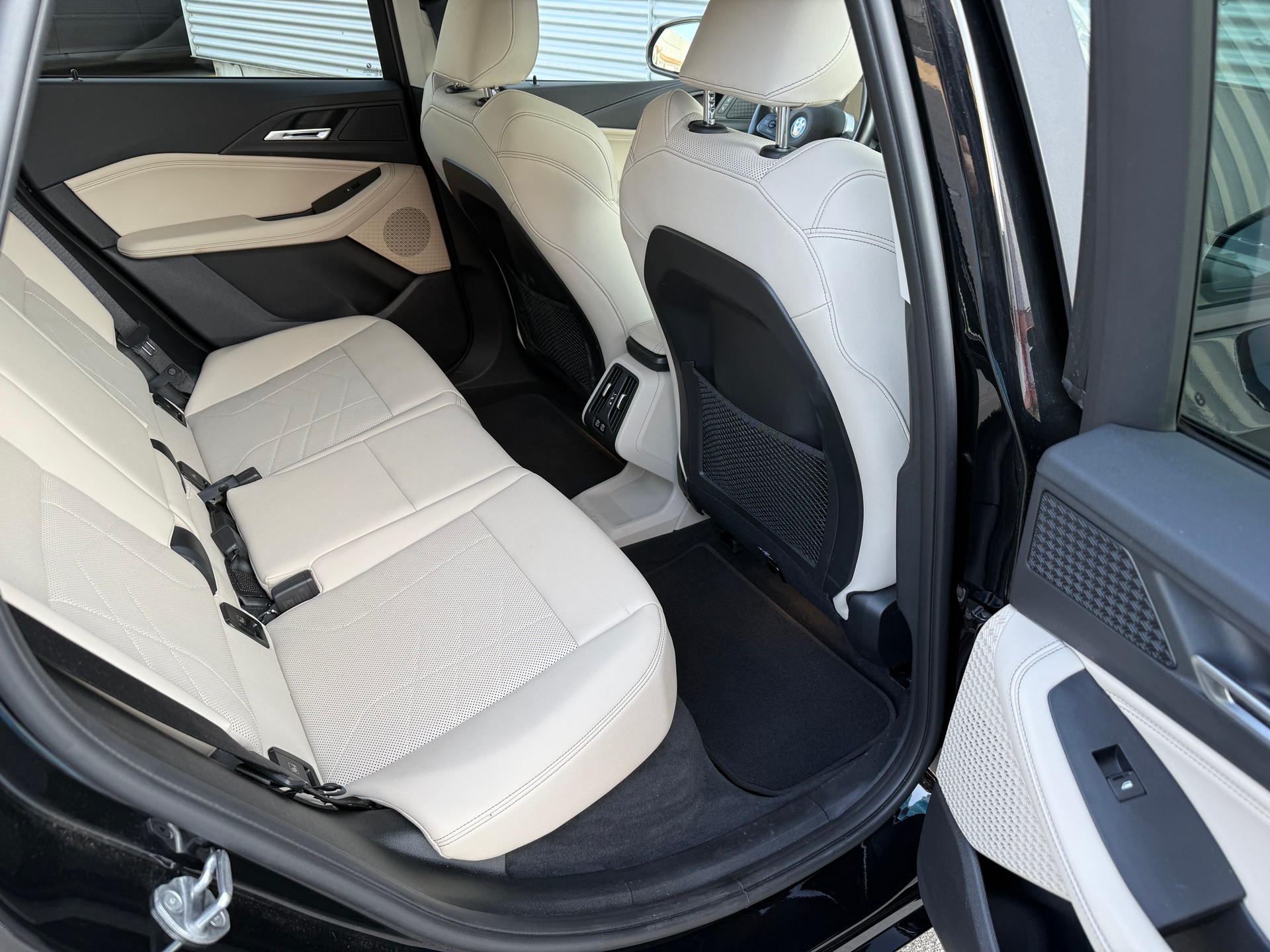 BMW 230e xDrive Active Tourer-image-5