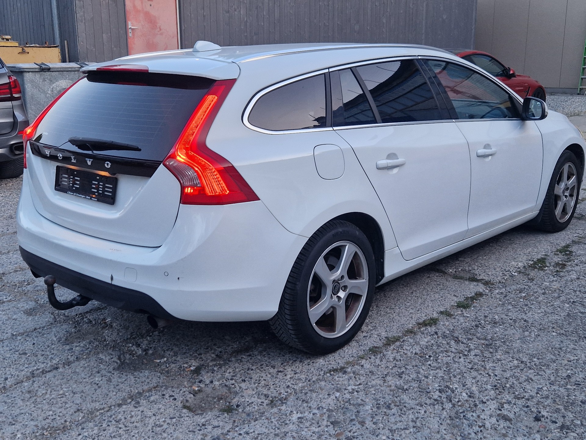 VOLVO V60 T5 R-Design Powershift-image-4