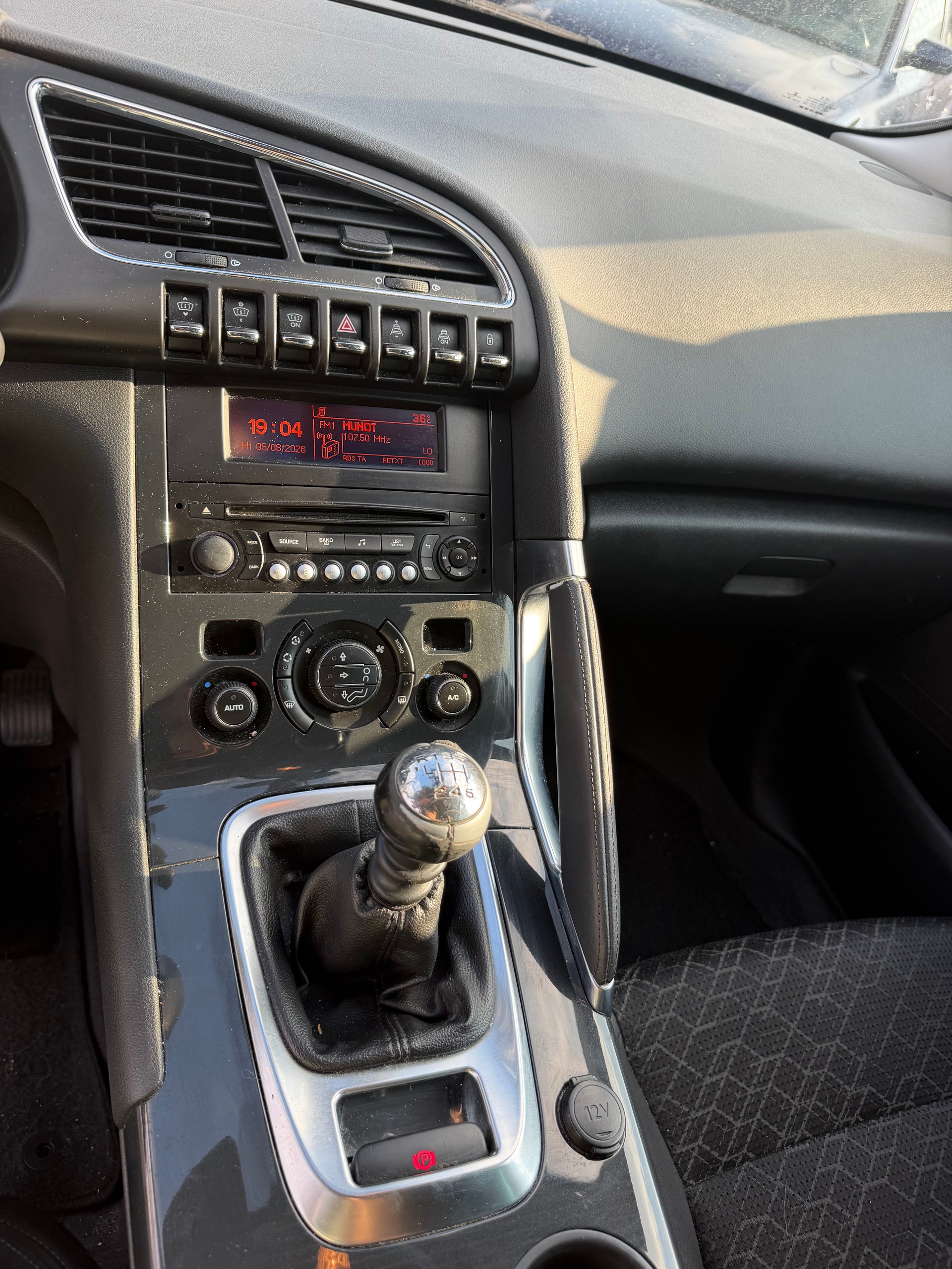 PEUGEOT 3008 1.6 16V T Platinum-image-11