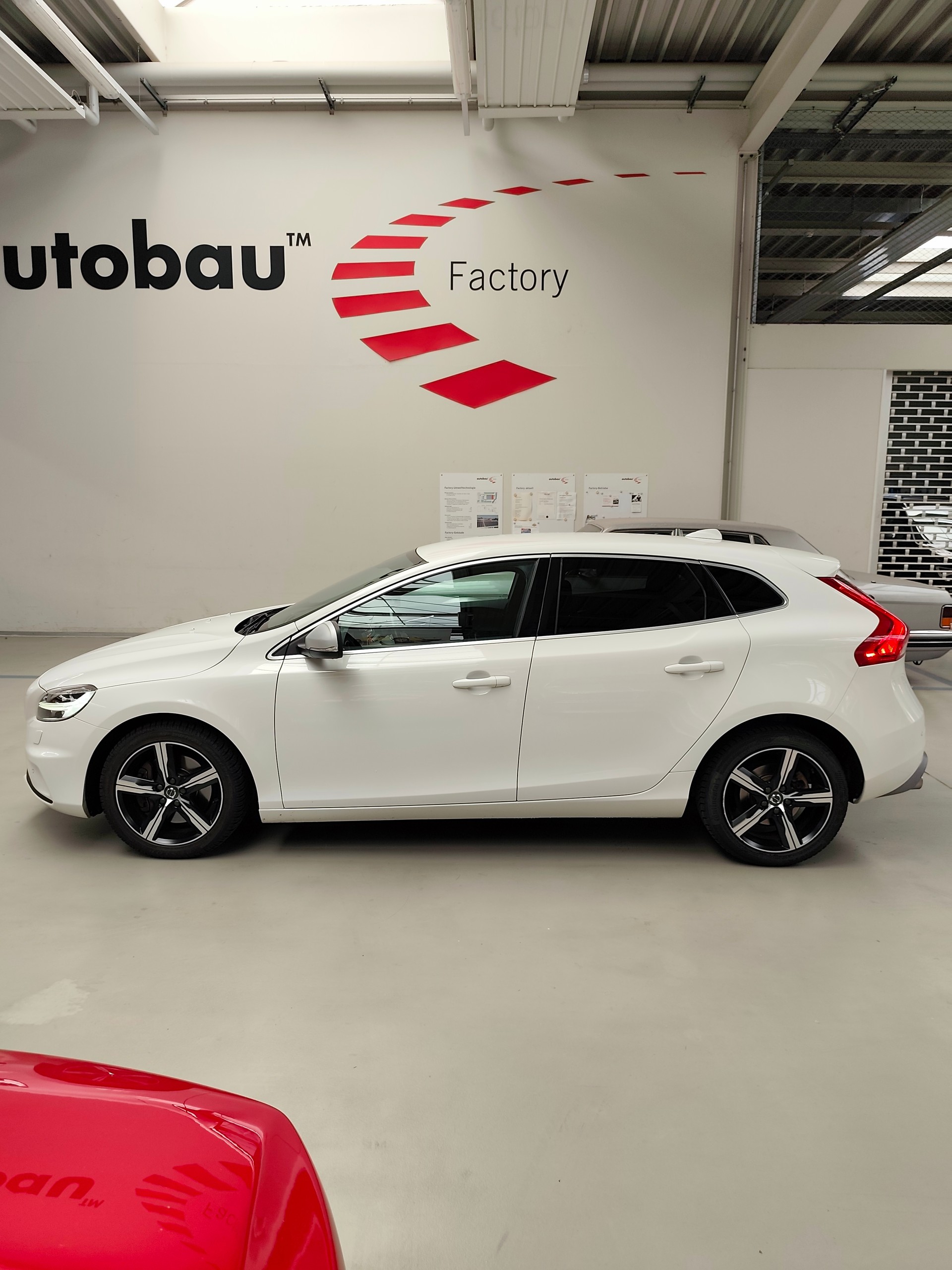 VOLVO V40 T2 Momentum R-Design Geartronic-image-10