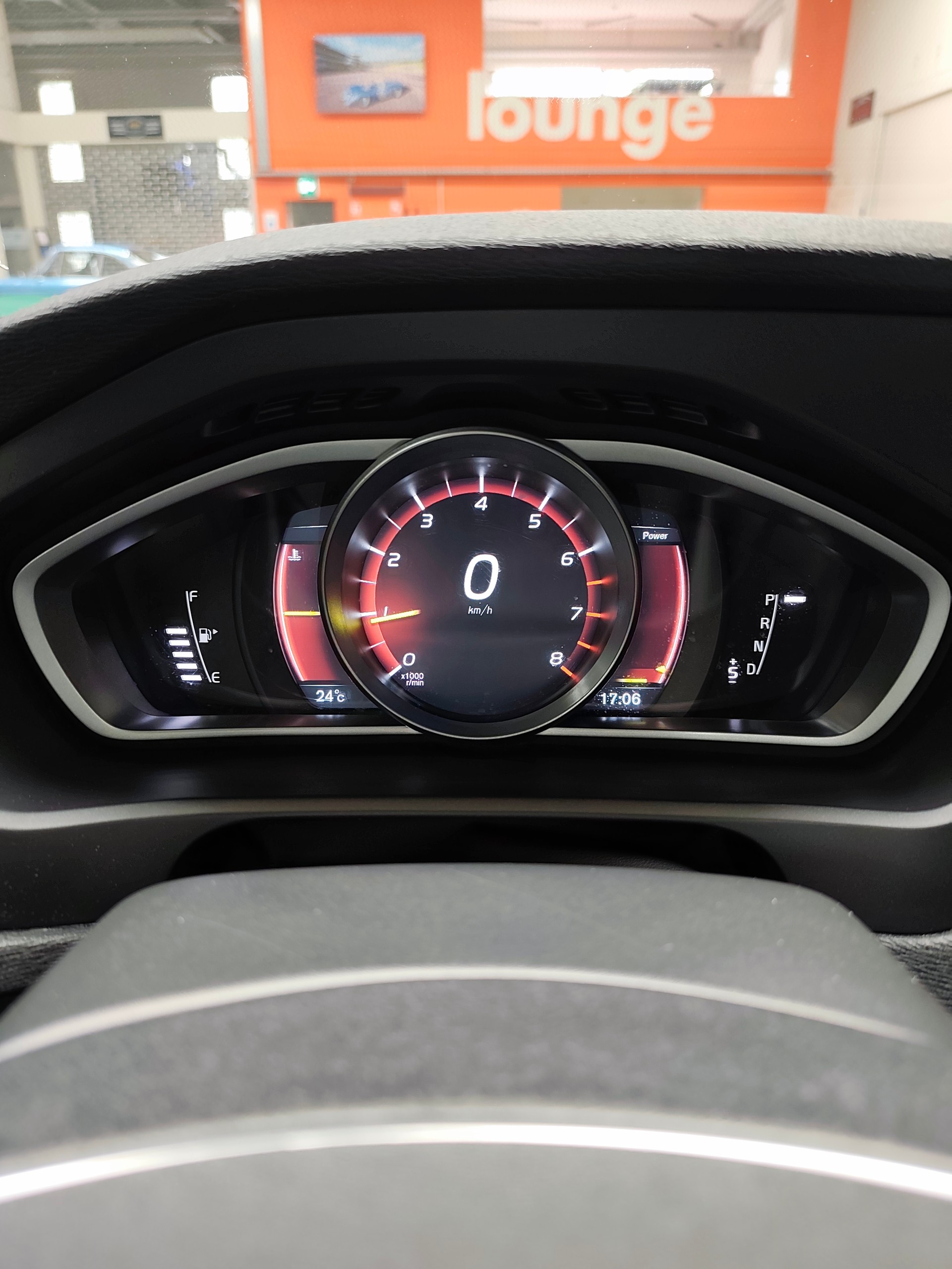 VOLVO V40 T2 Momentum R-Design Geartronic-image-8