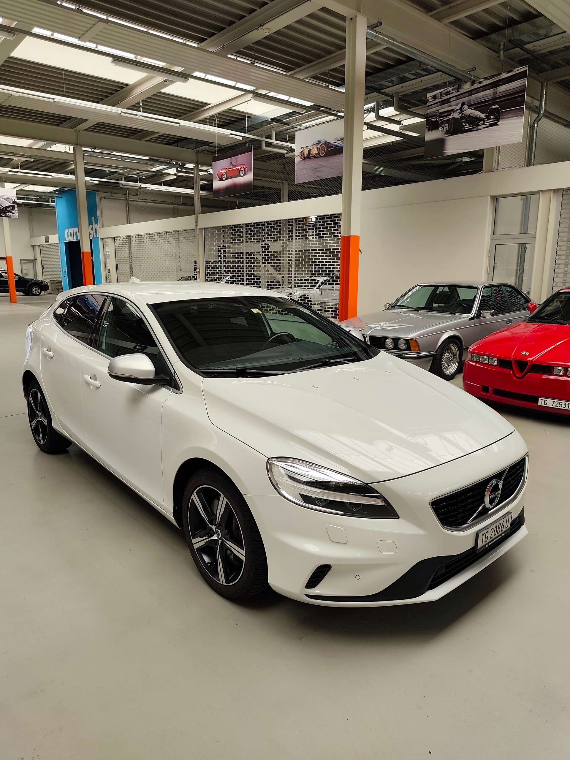 VOLVO V40 T2 Momentum R-Design Geartronic-image-3