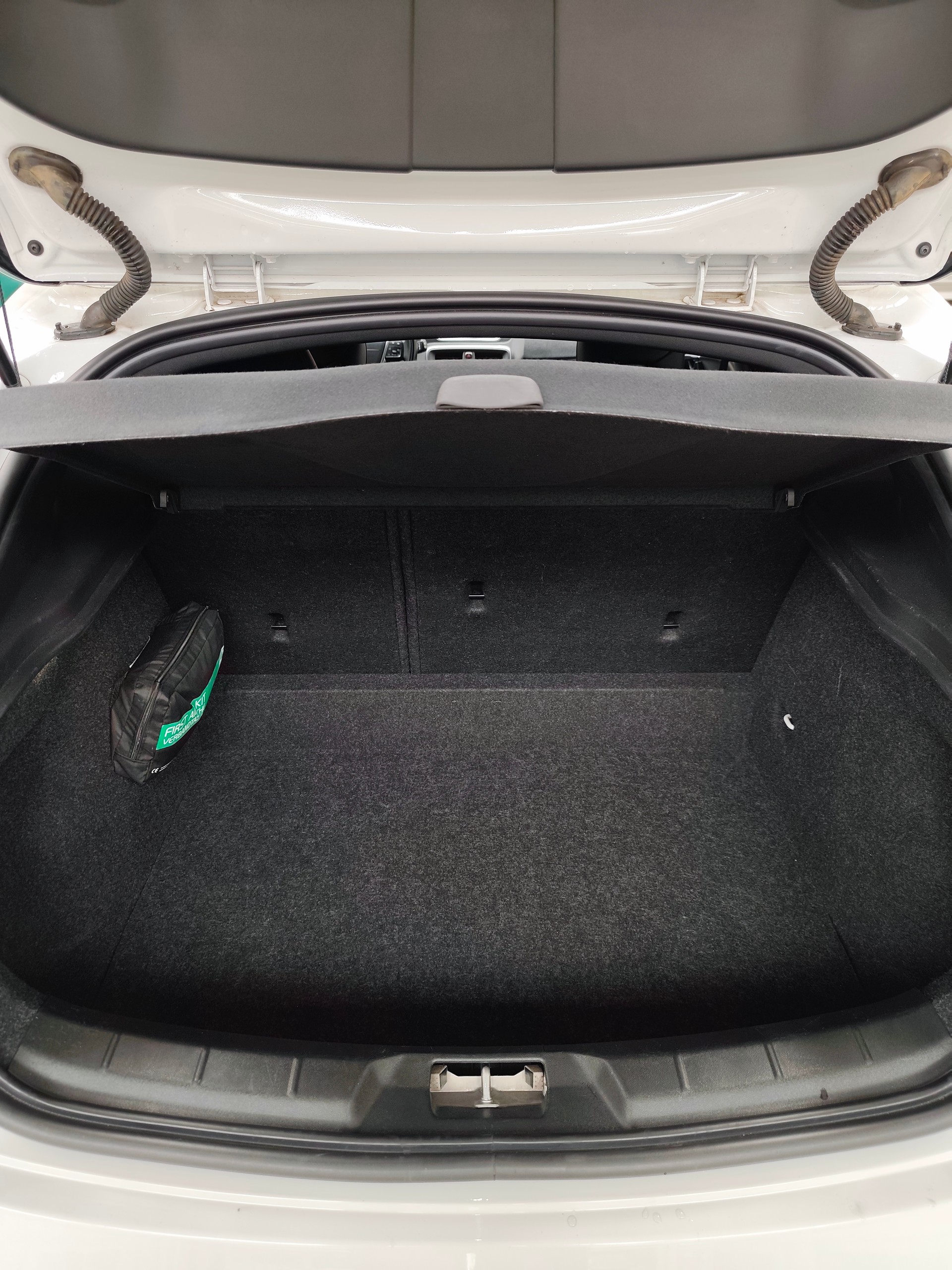 VOLVO V40 T2 Momentum R-Design Geartronic-image-14