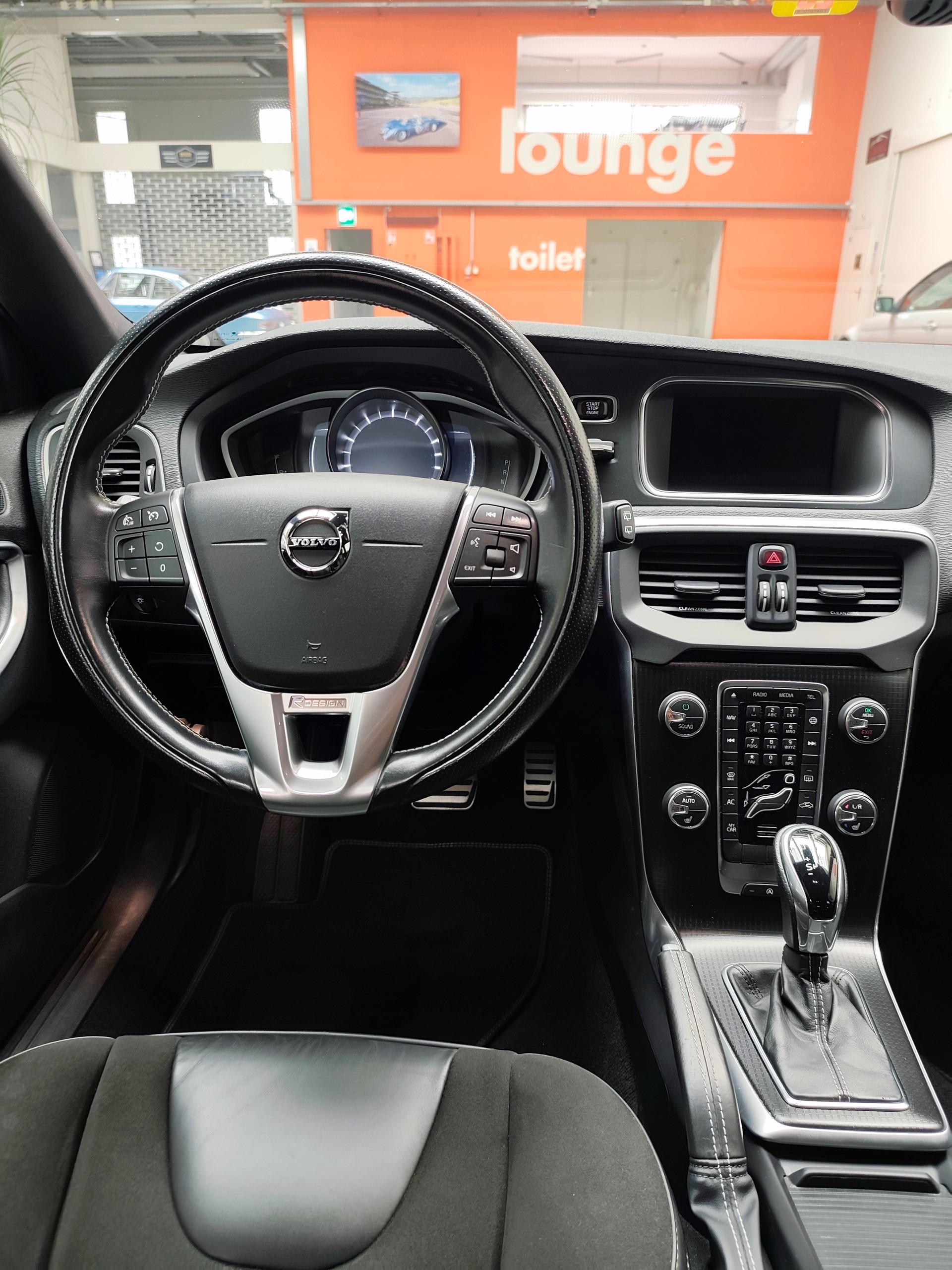 VOLVO V40 T2 Momentum R-Design Geartronic-image-1