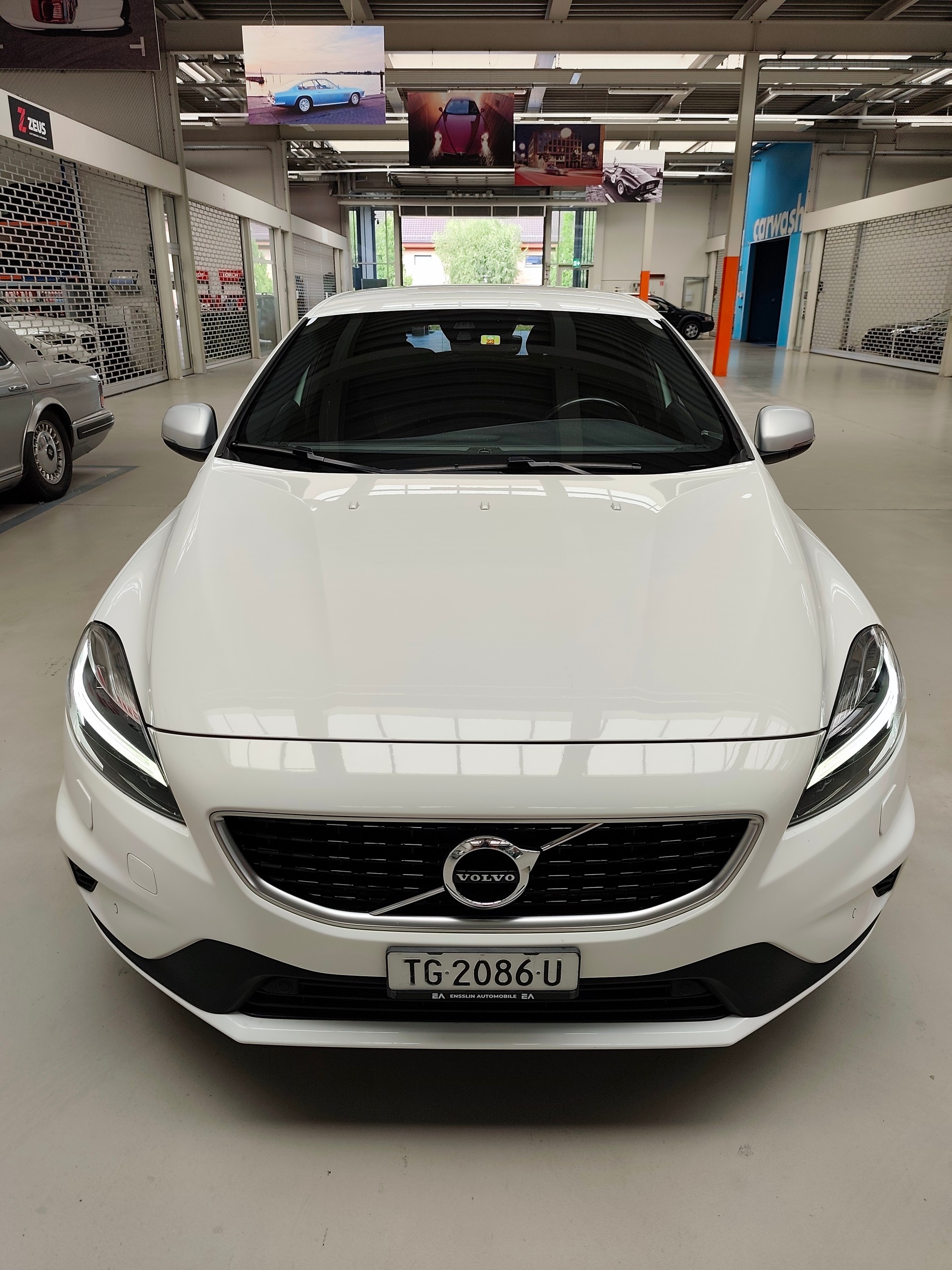 VOLVO V40 T2 Momentum R-Design Geartronic-image-0