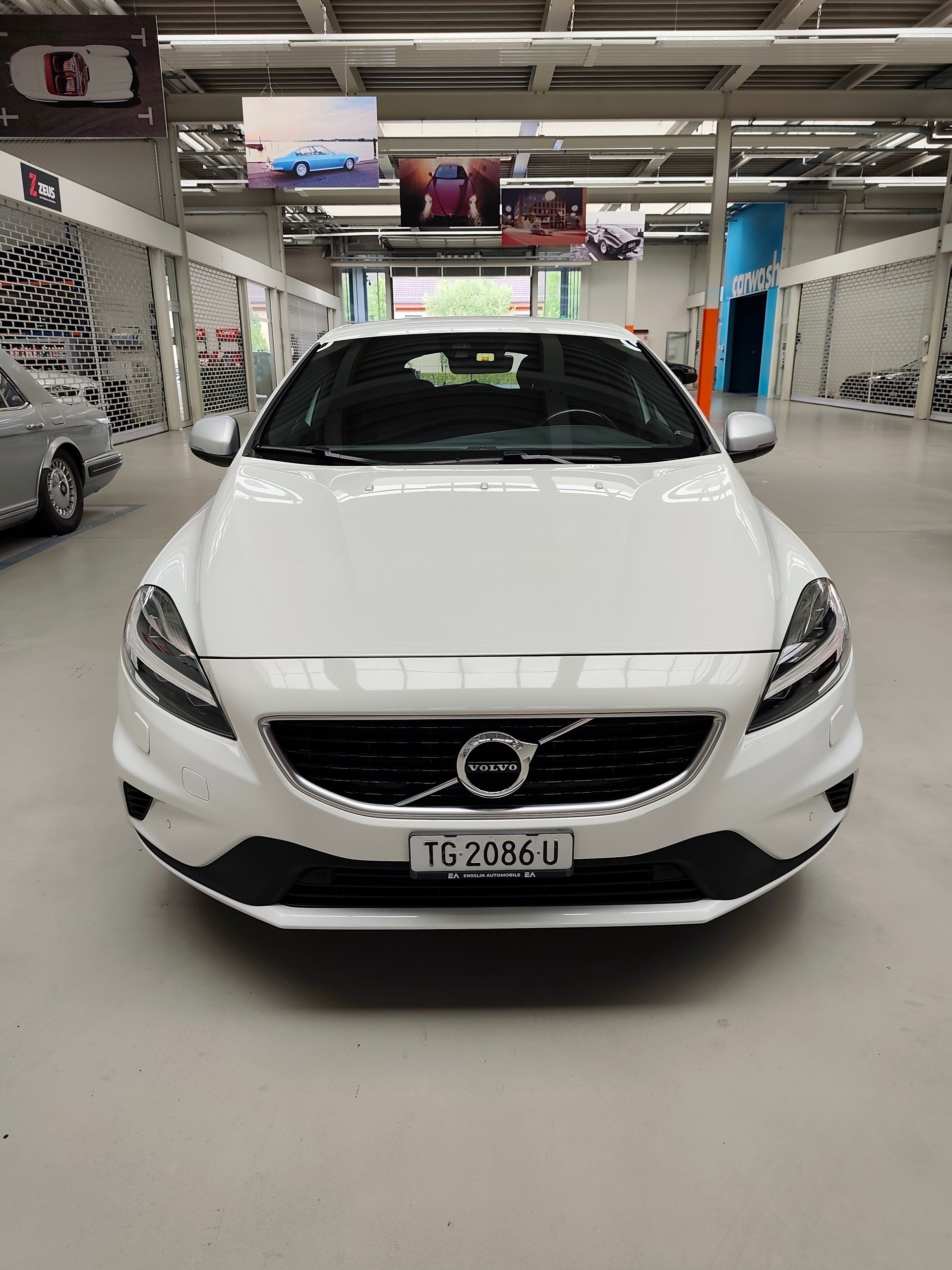VOLVO V40 T2 Momentum R-Design Geartronic-image-5