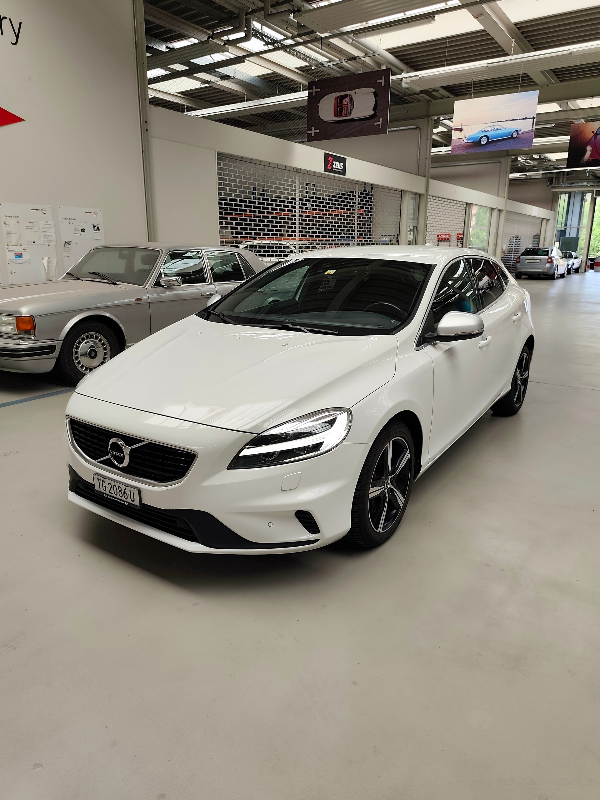 VOLVO V40 T2 Momentum R-Design Geartronic-image-15