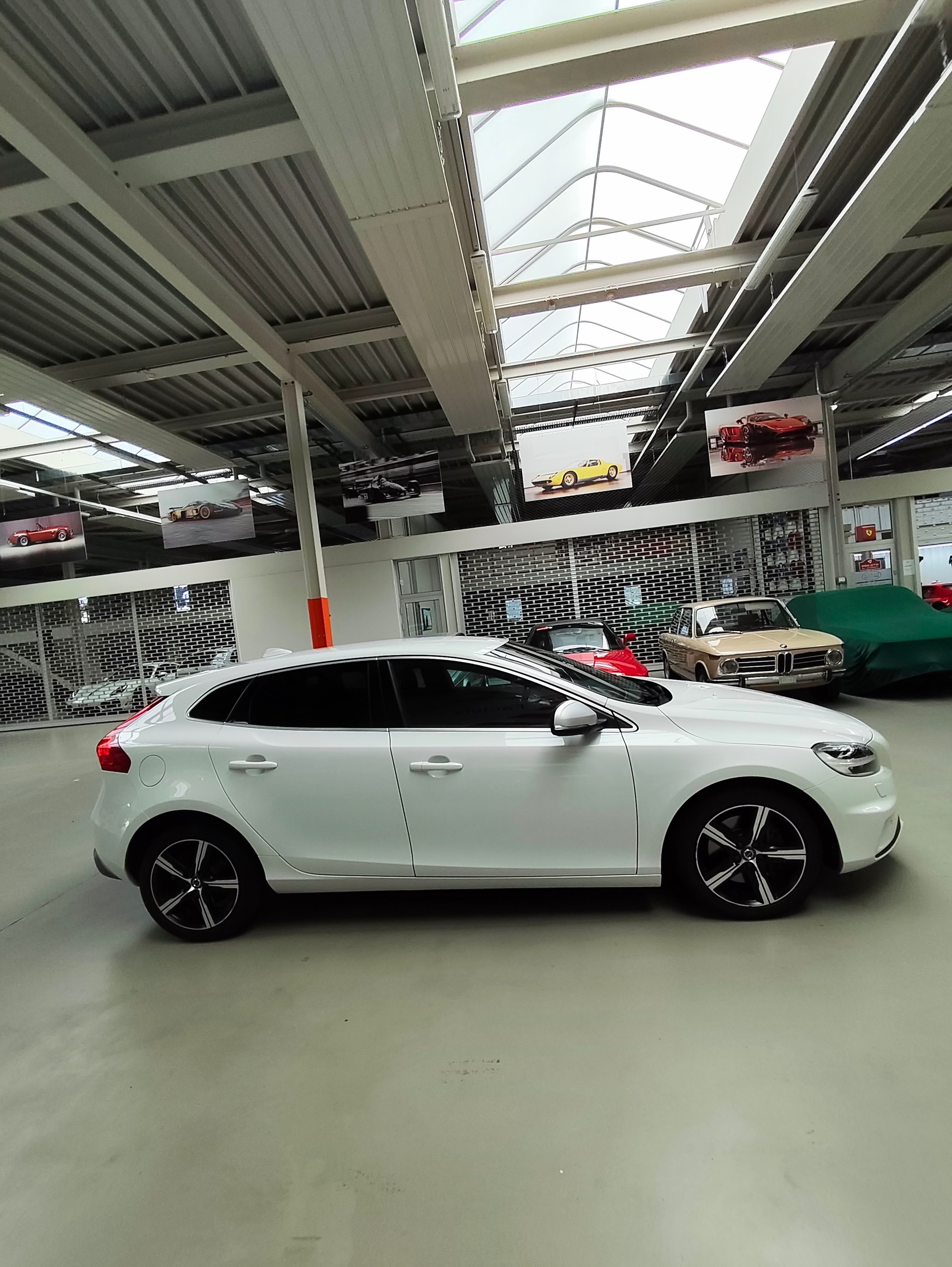 VOLVO V40 T2 Momentum R-Design Geartronic-image-7
