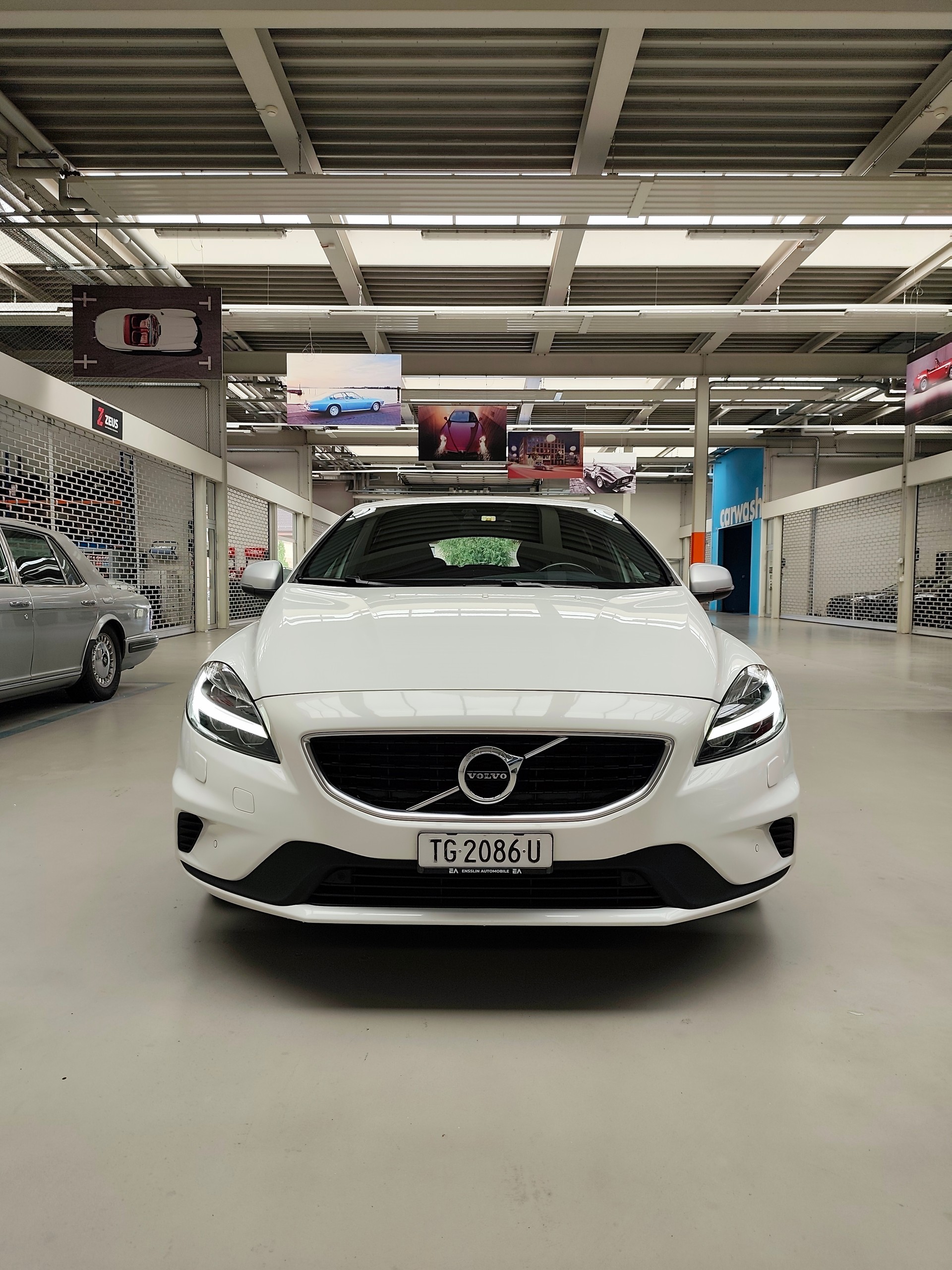 VOLVO V40 T2 Momentum R-Design Geartronic-image-12