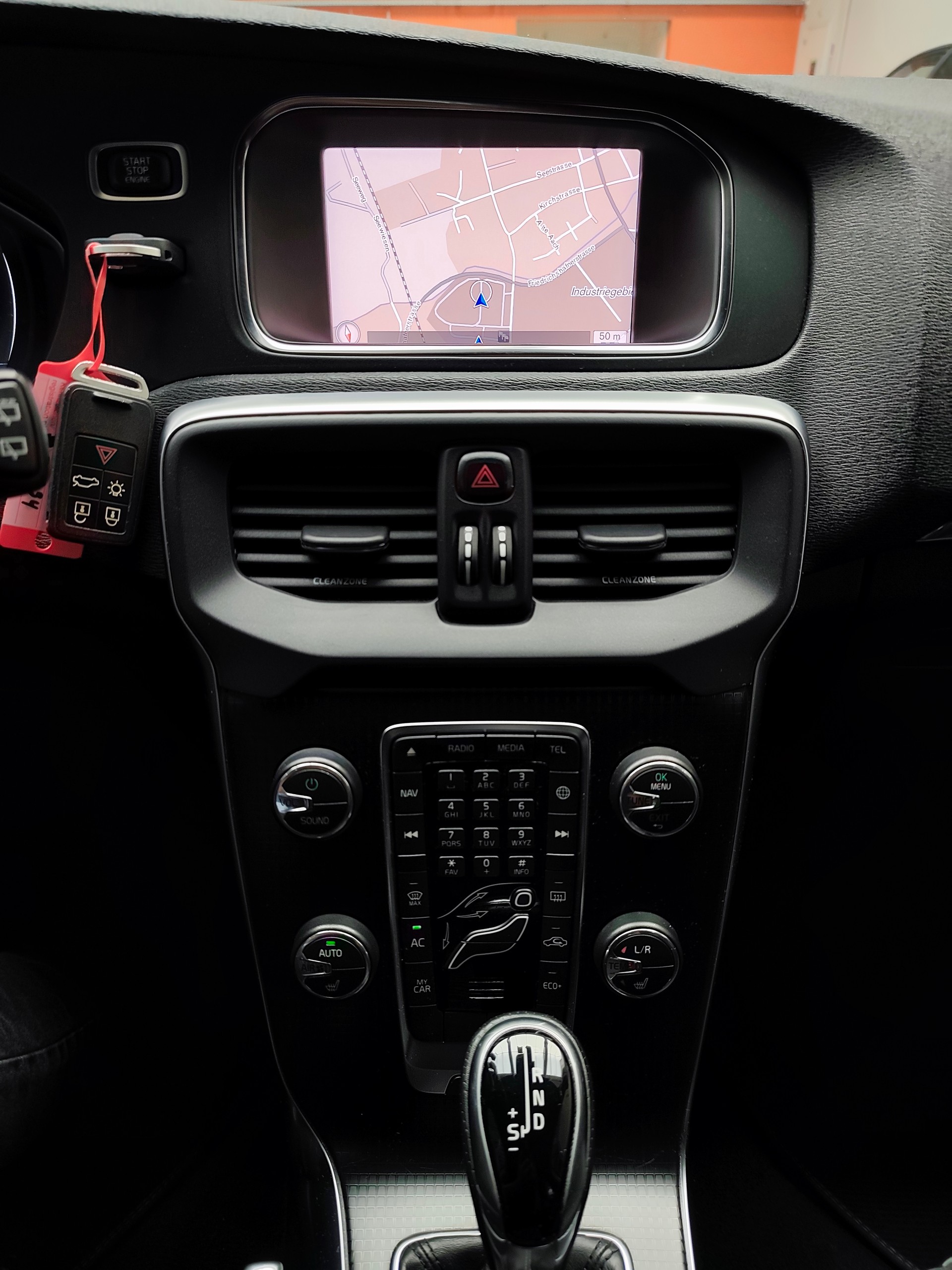 VOLVO V40 T2 Momentum R-Design Geartronic-image-13