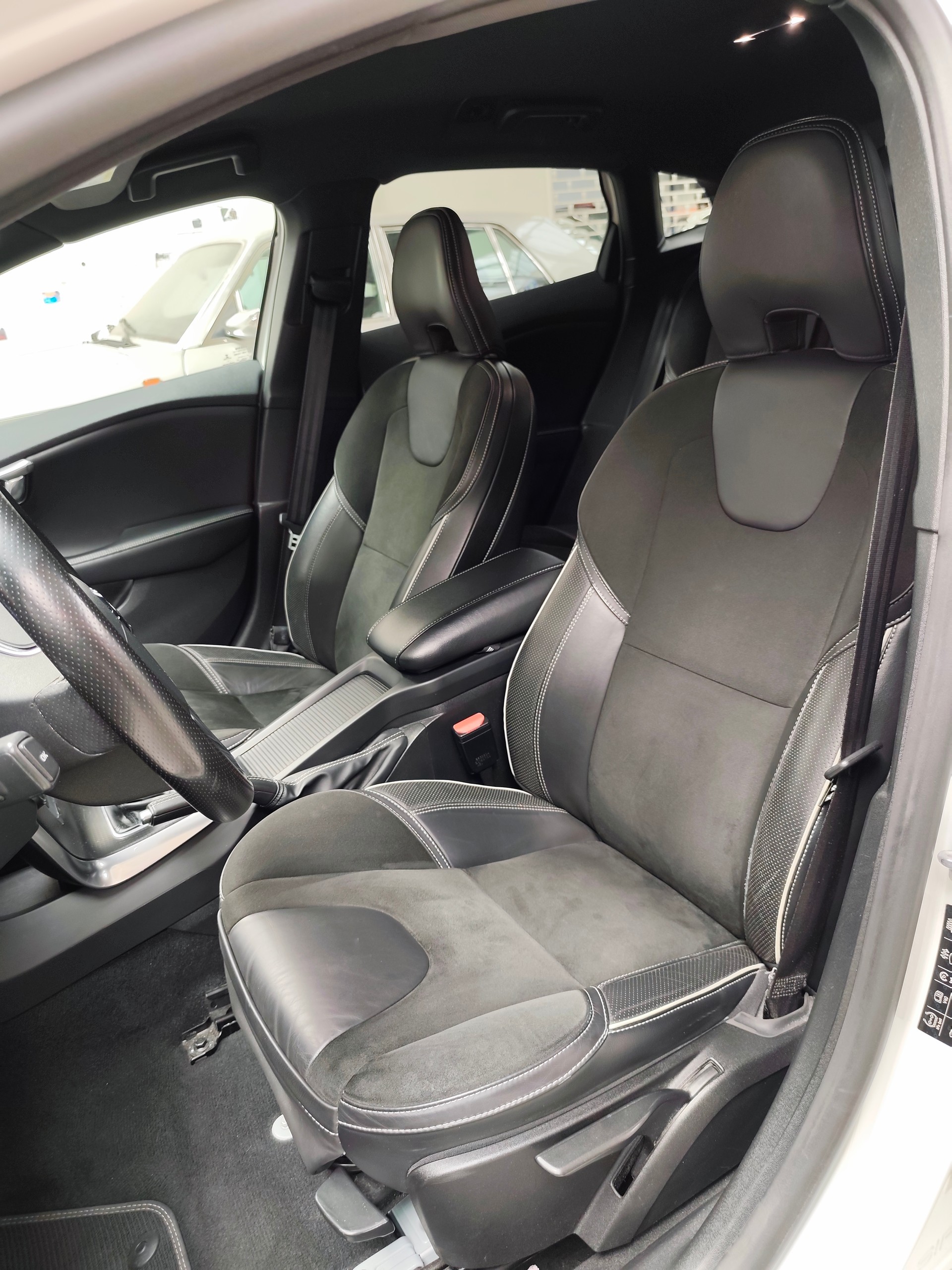 VOLVO V40 T2 Momentum R-Design Geartronic-image-4