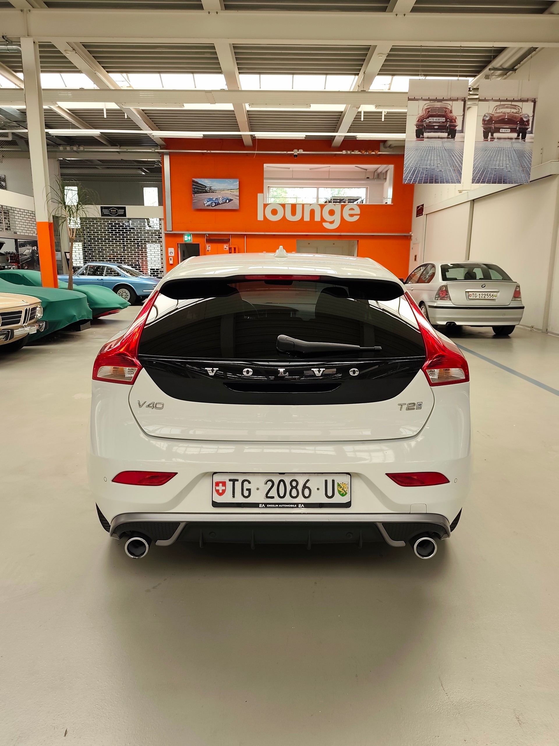 VOLVO V40 T2 Momentum R-Design Geartronic-image-2