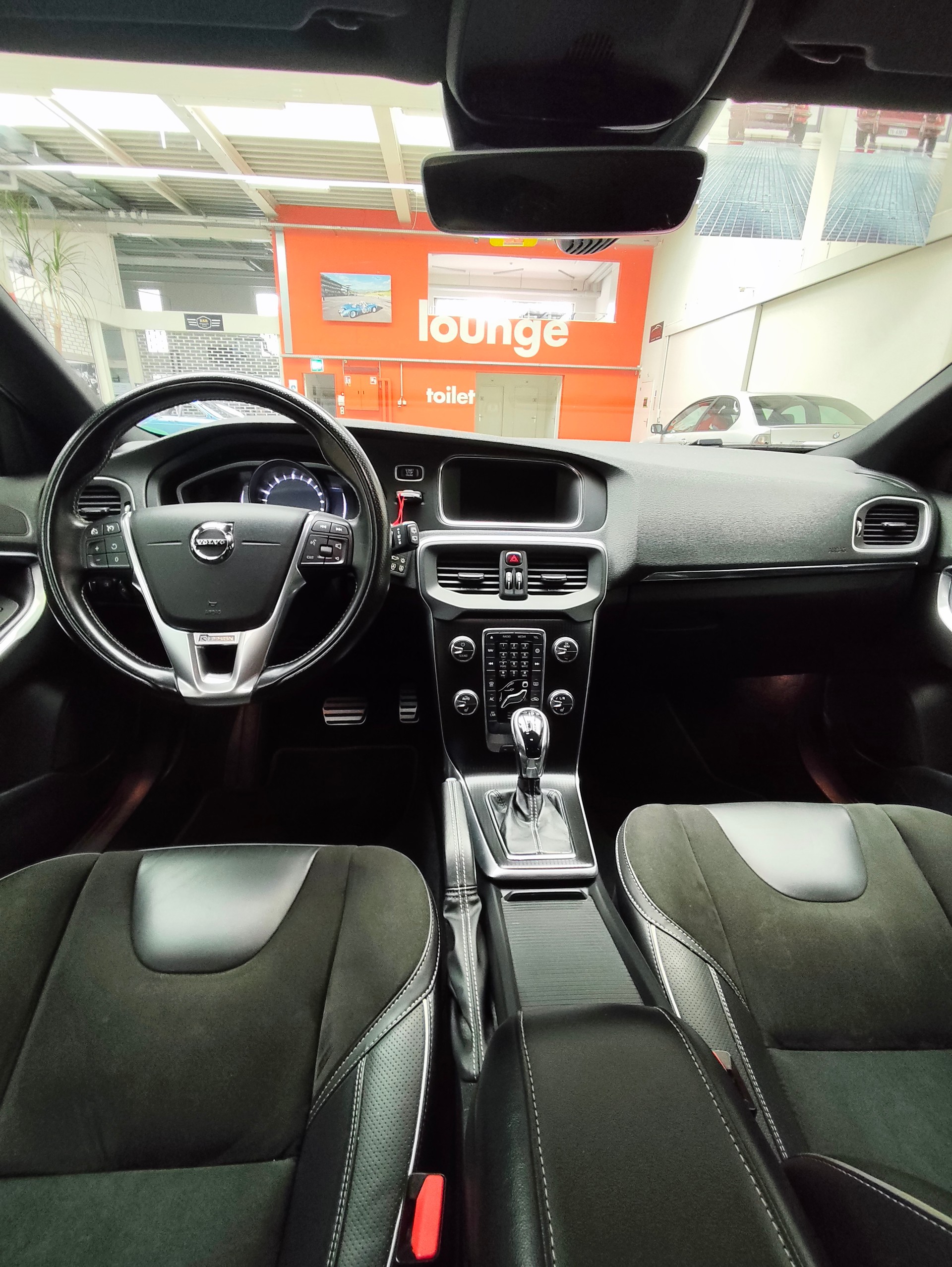 VOLVO V40 T2 Momentum R-Design Geartronic-image-9