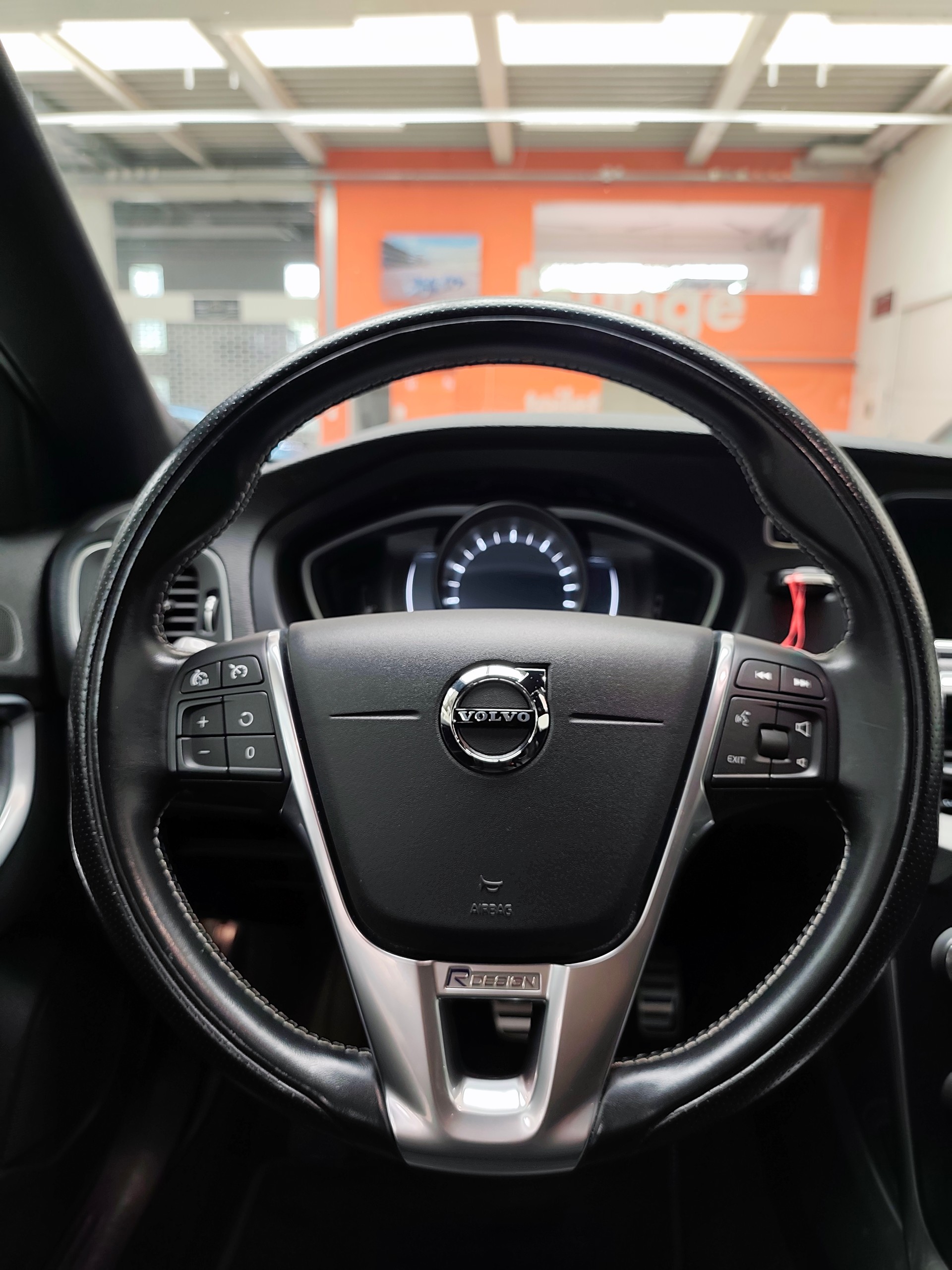 VOLVO V40 T2 Momentum R-Design Geartronic-image-6
