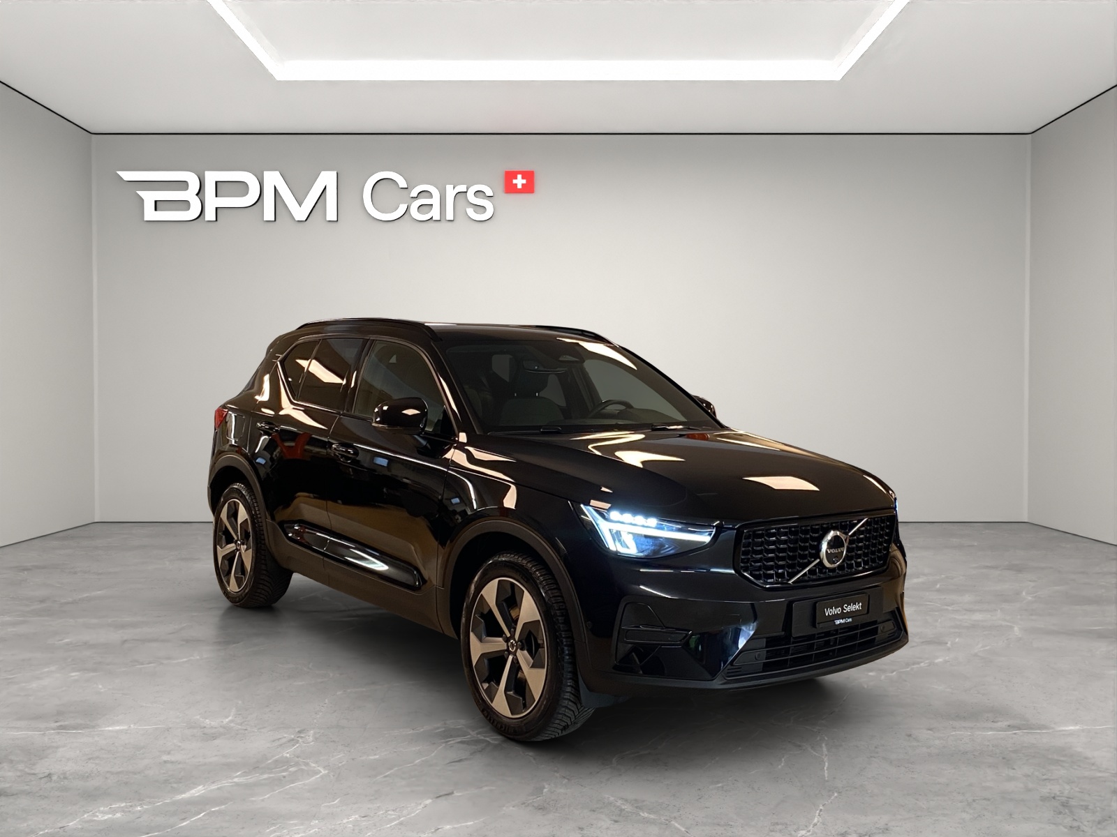 VOLVO XC40 2.0 B4 MH Plus Dark-image-4
