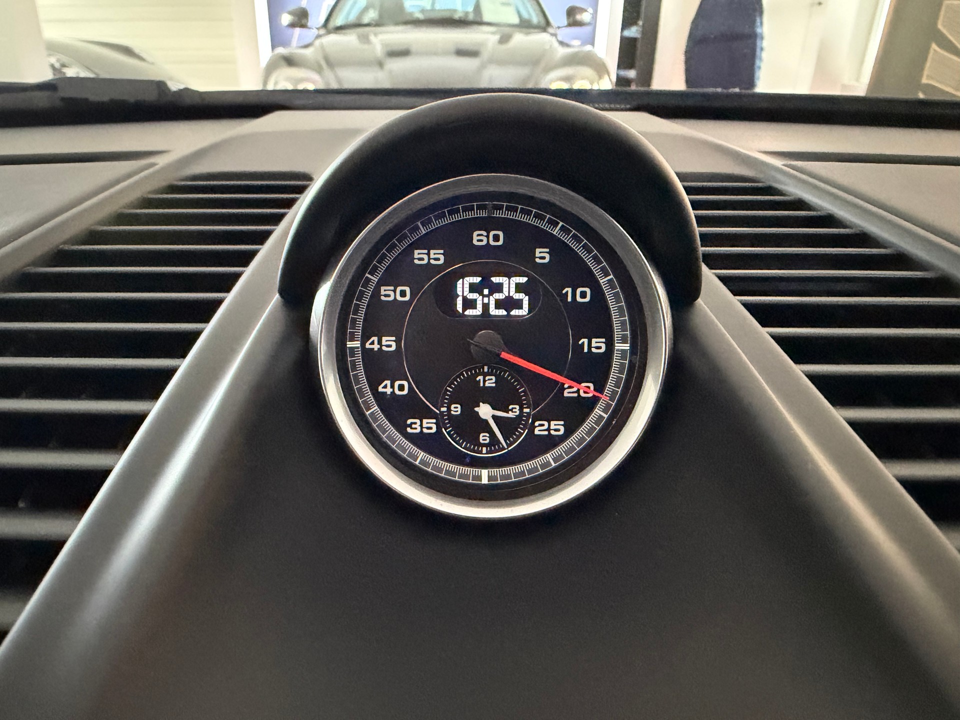 PORSCHE 911 Carrera 4 GTS-image-9