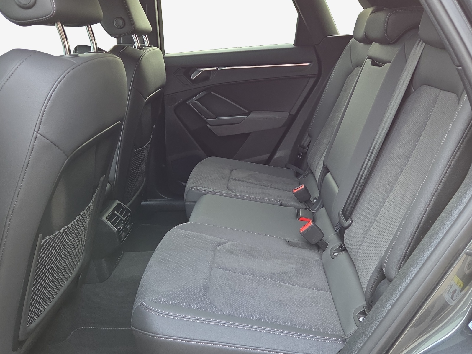 AUDI Q3 40 TFSI S line quattro S-tronic-image-11