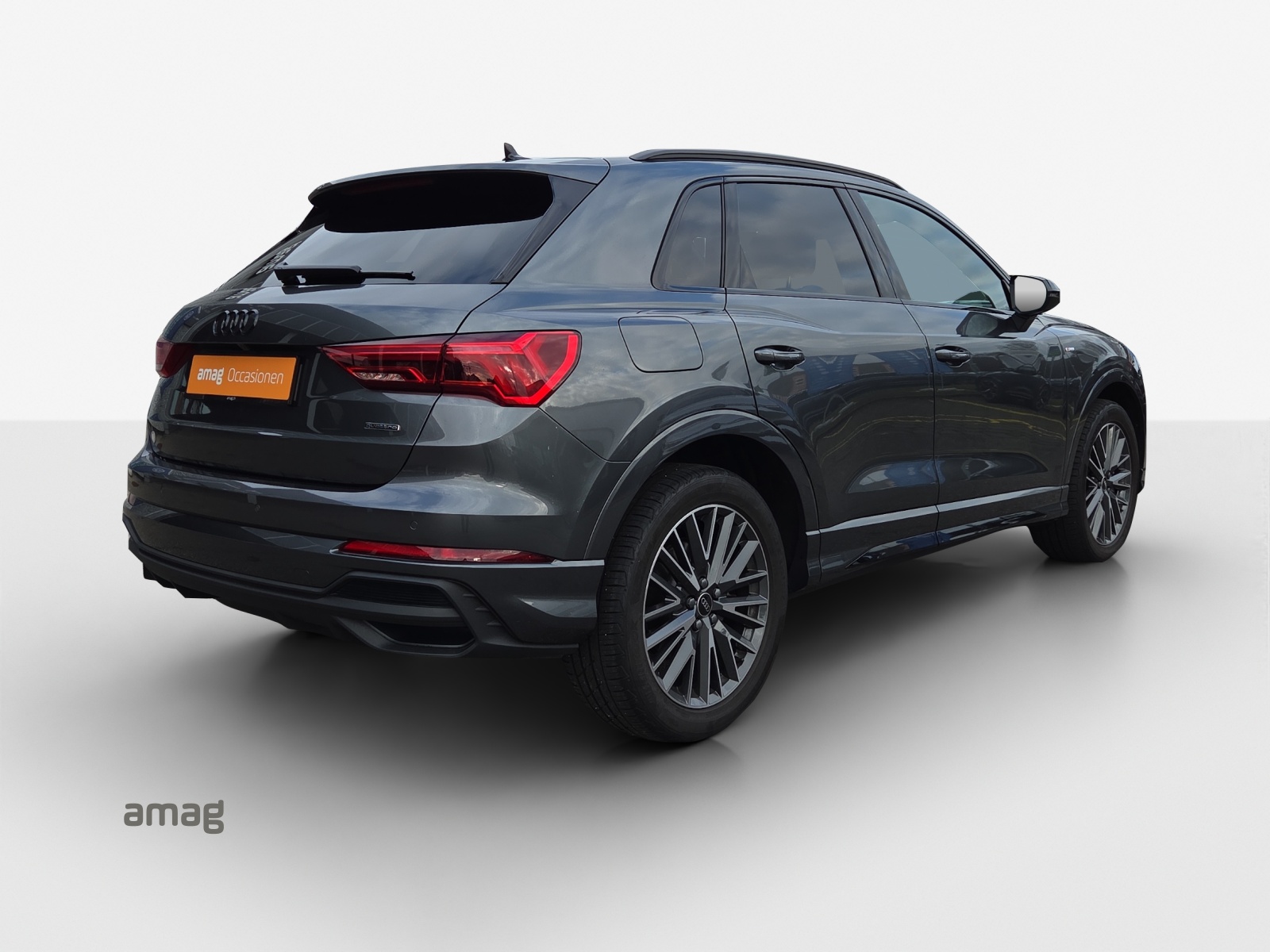 AUDI Q3 40 TFSI S line quattro S-tronic-image-4