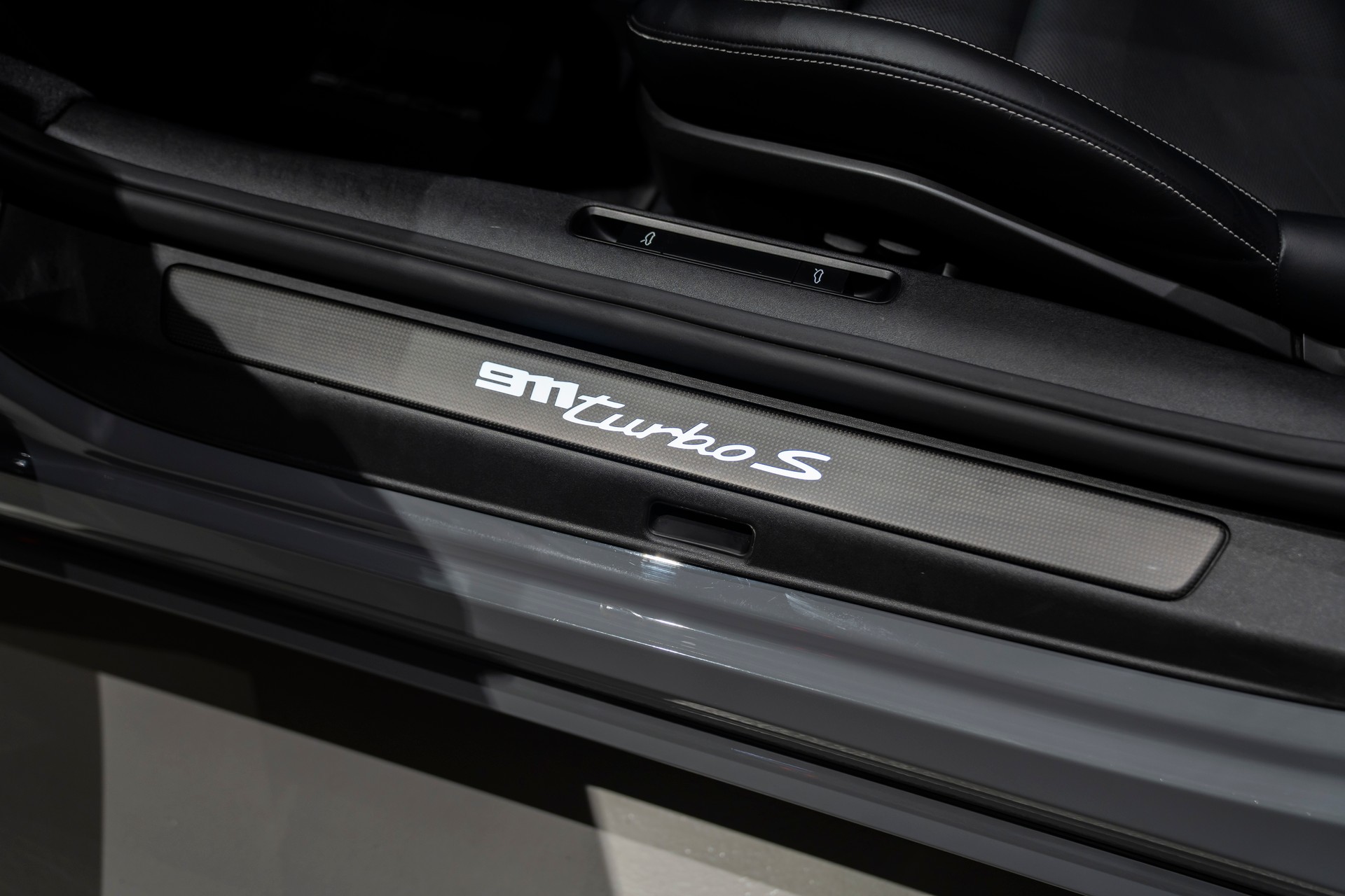 PORSCHE 911 Turbo S Cabriolet PDK-image-12