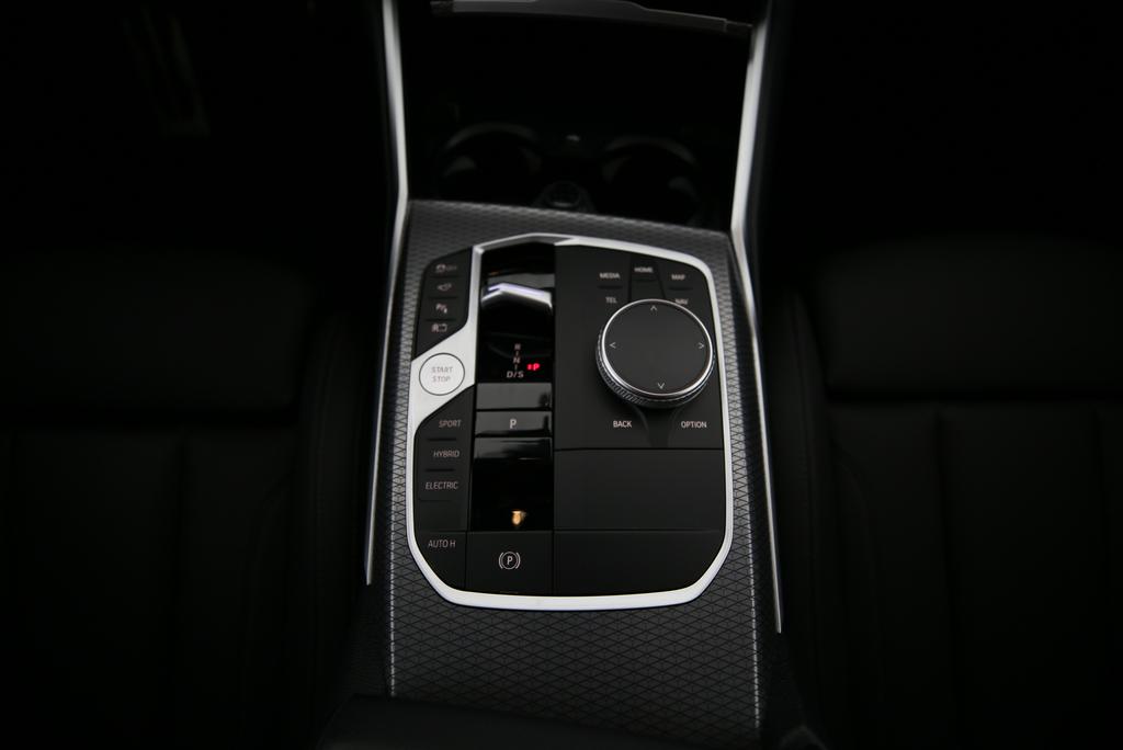 BMW 330e xDrive Touring-image-11