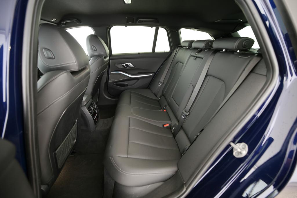 BMW 330e xDrive Touring-image-14