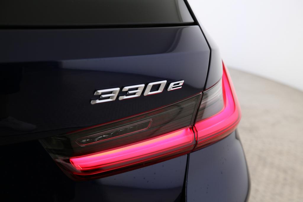 BMW 330e xDrive Touring-image-19