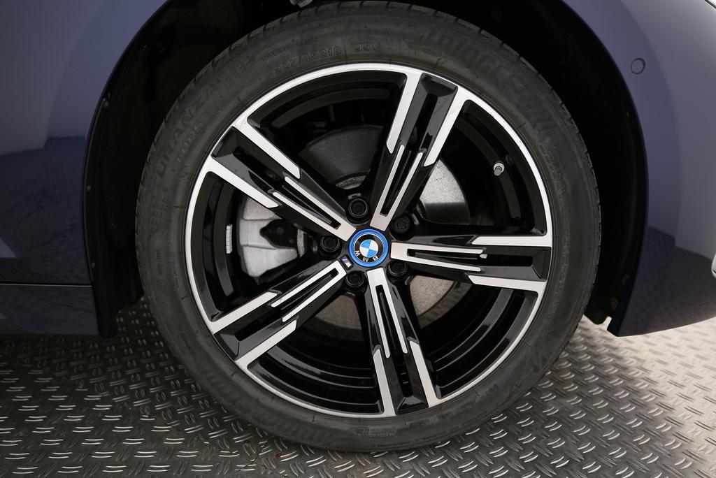 BMW 330e xDrive Touring-image-21