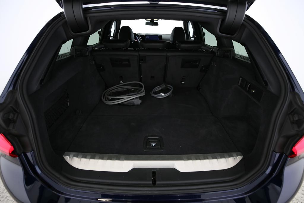 BMW 330e xDrive Touring-image-16