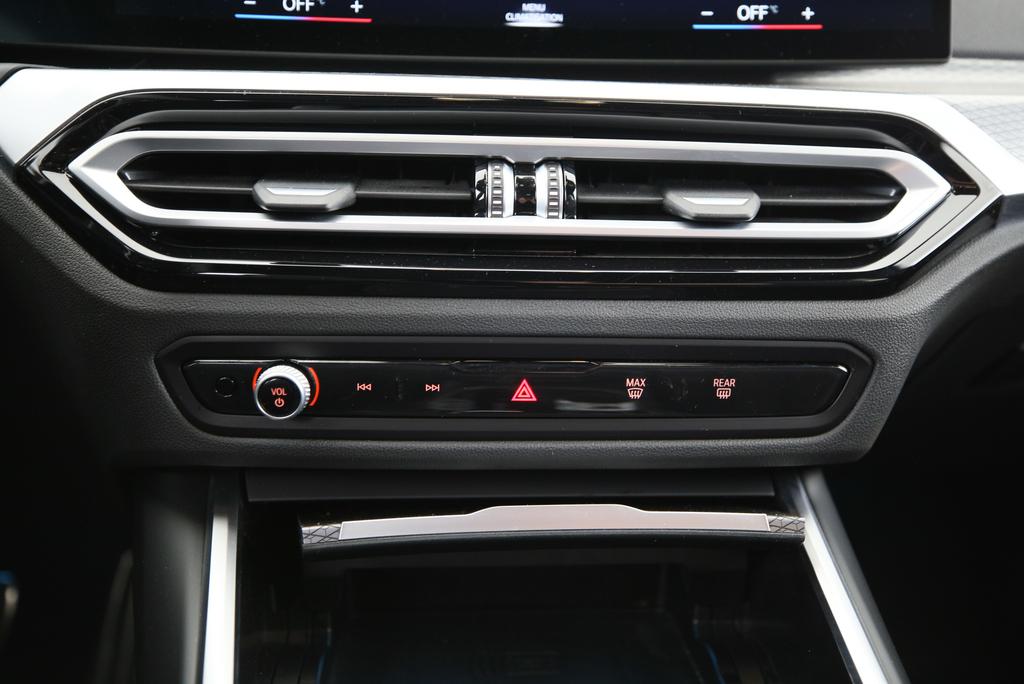 BMW 330e xDrive Touring-image-13