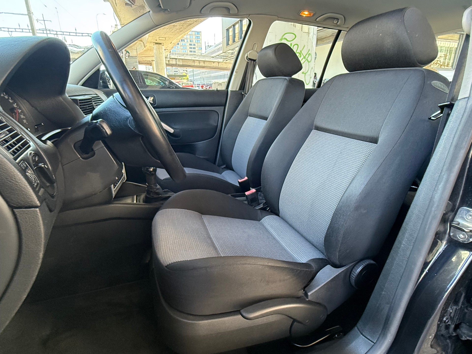 VW Golf 1.6 16V Pacific-image-11