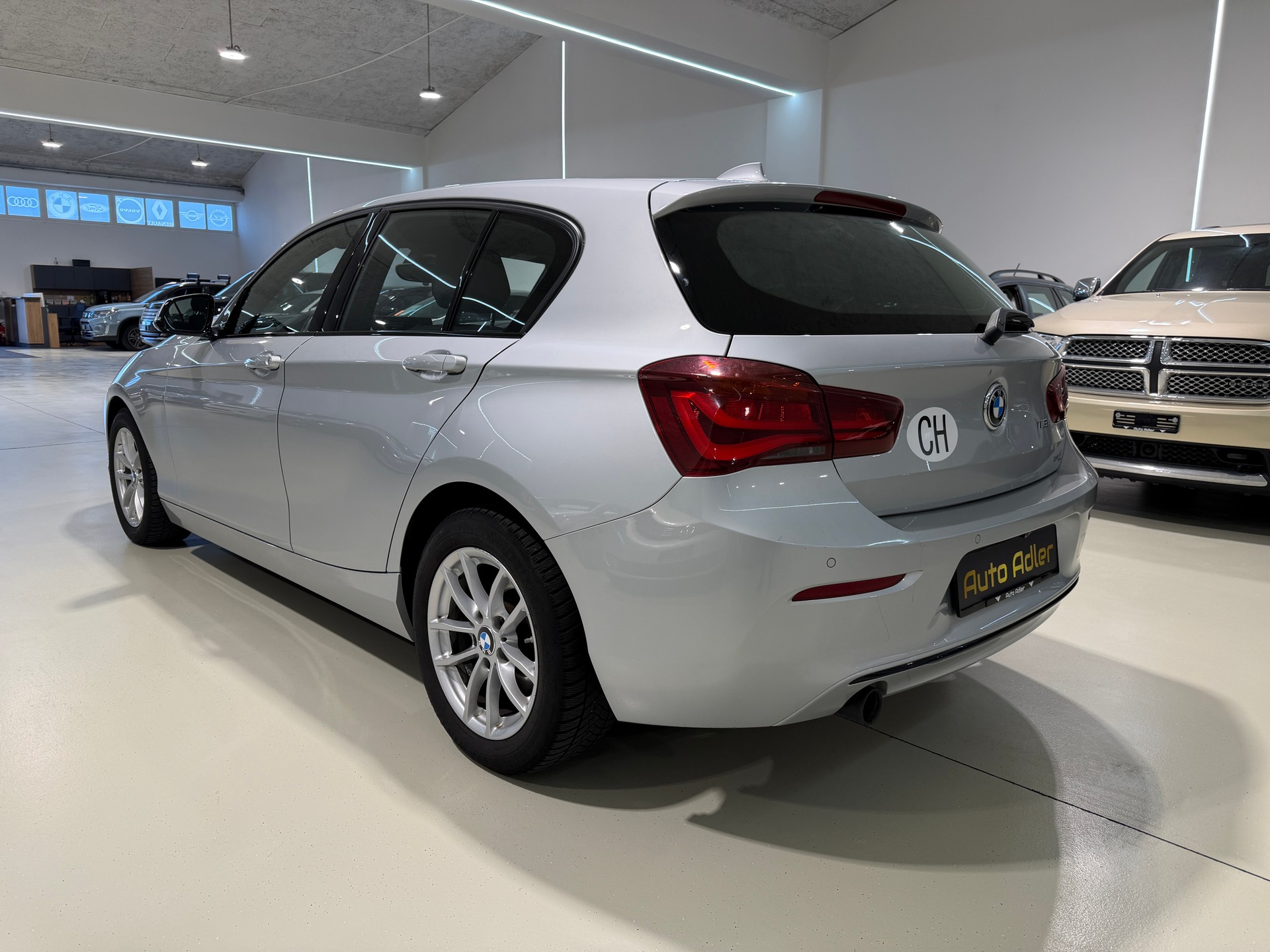 BMW 118i Edition Sport Line Steptronic-image-5