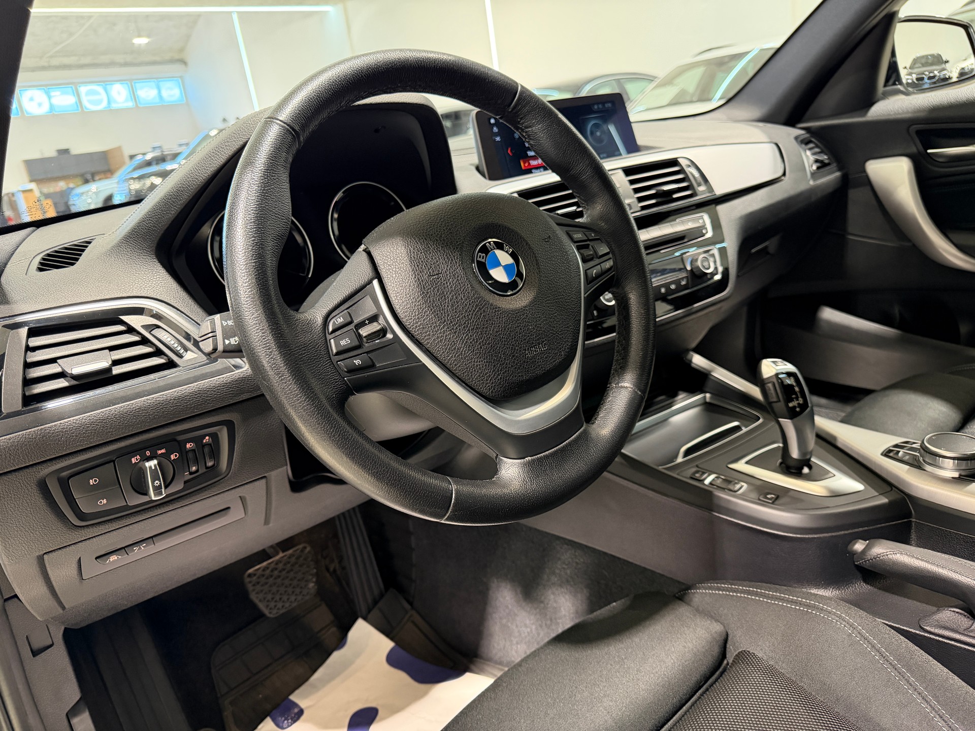 BMW 118i Edition Sport Line Steptronic-image-11