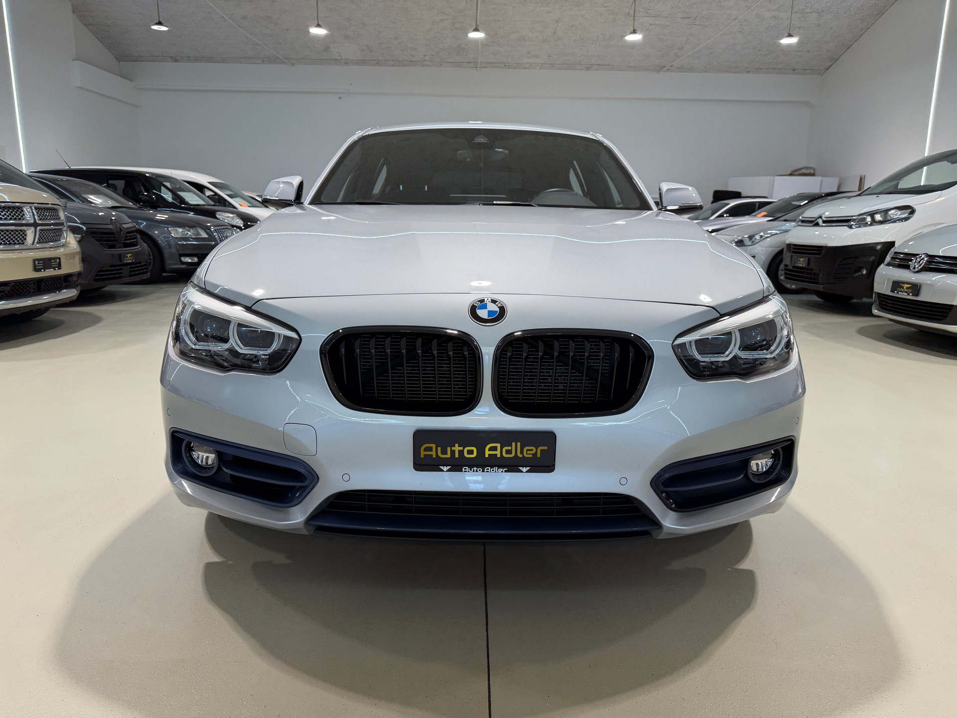 BMW 118i Edition Sport Line Steptronic-image-0