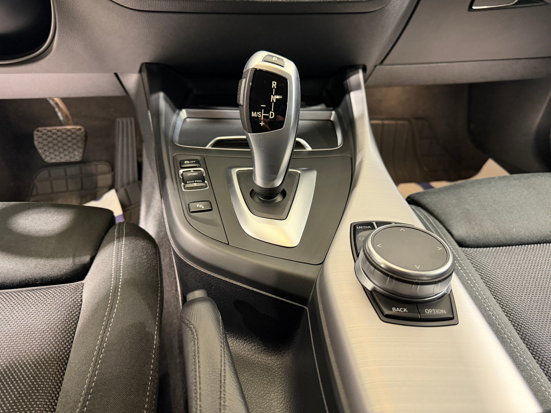BMW 118i Edition Sport Line Steptronic-image-16