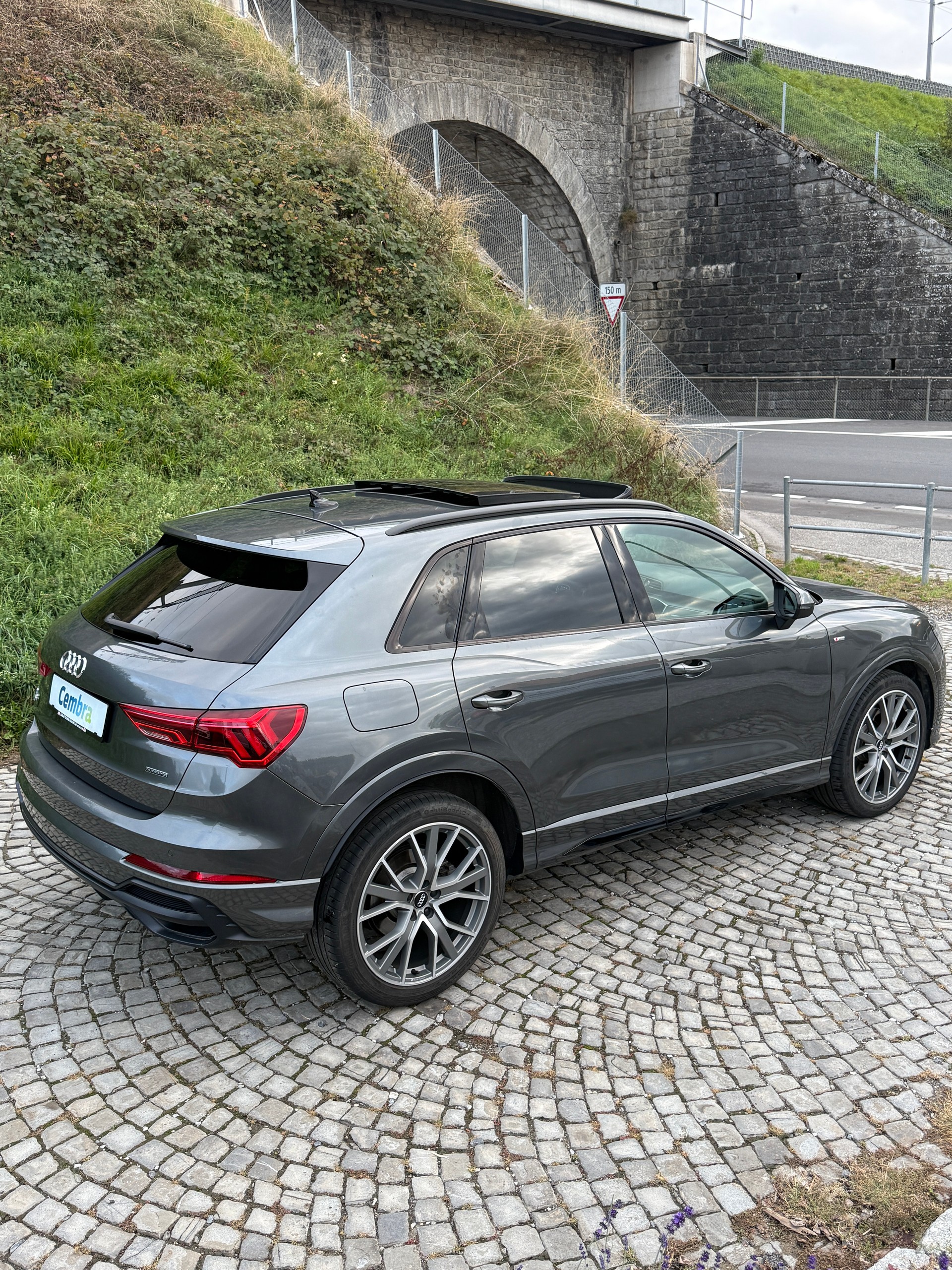 AUDI Q3 40 TFSI S line quattro S-tronic-image-4
