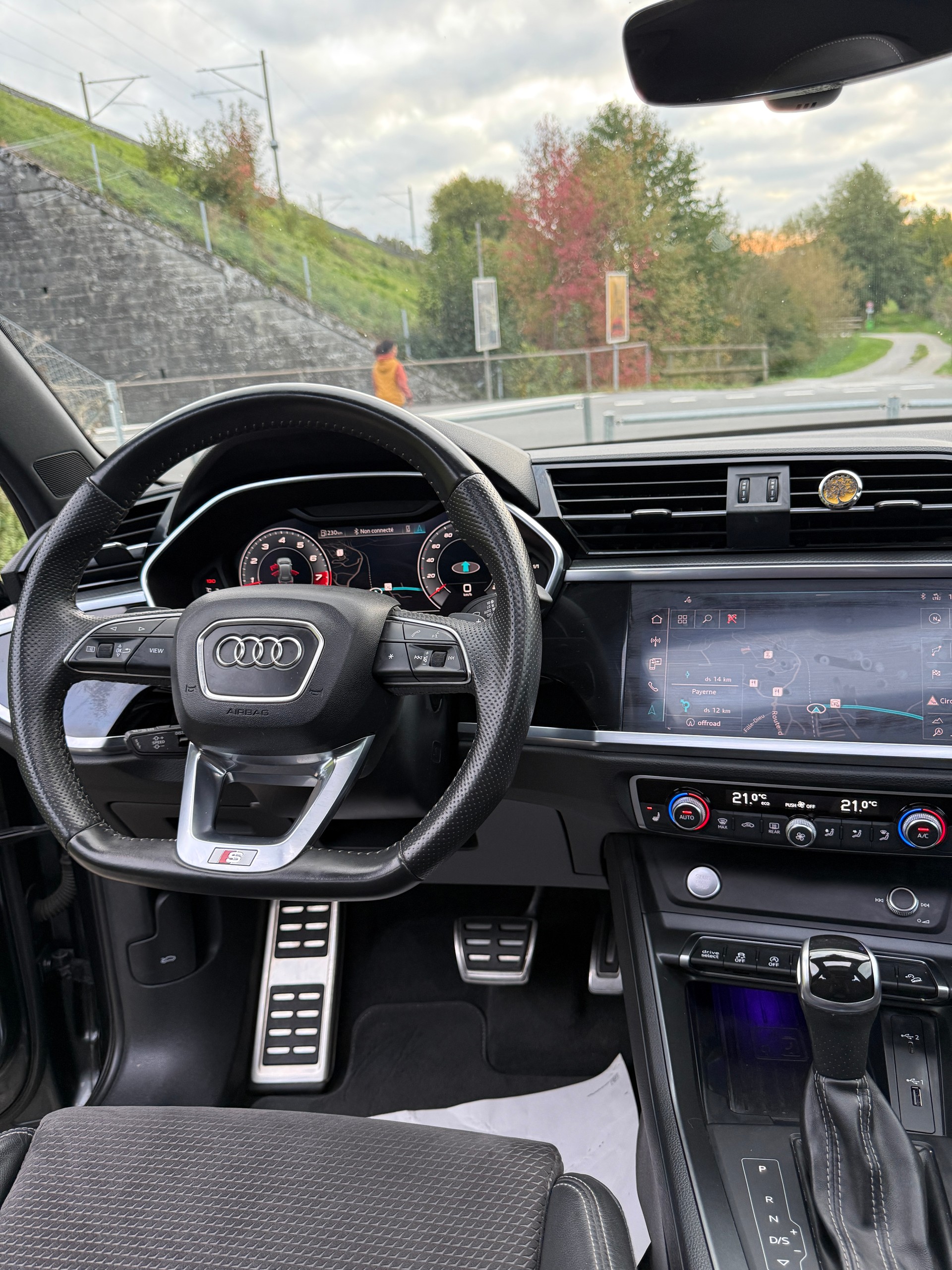 AUDI Q3 40 TFSI S line quattro S-tronic-image-8