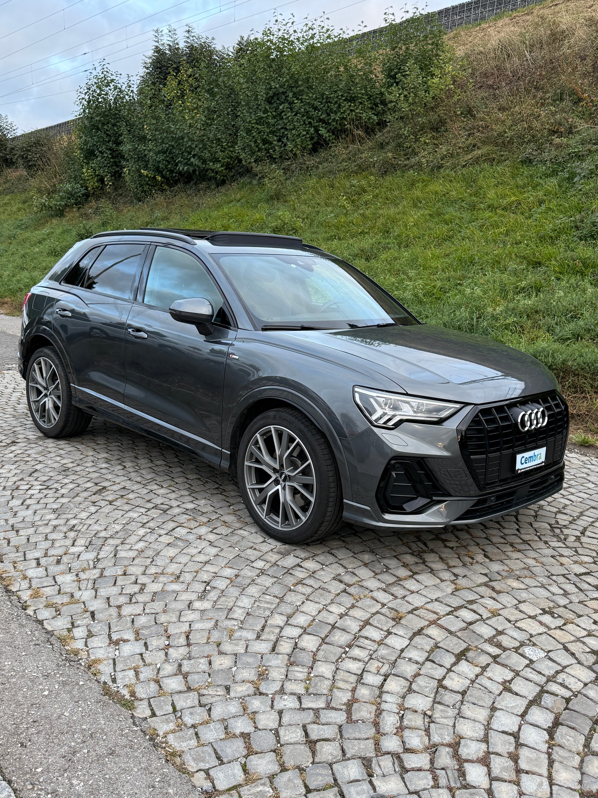 AUDI Q3 40 TFSI S line quattro S-tronic-image-2