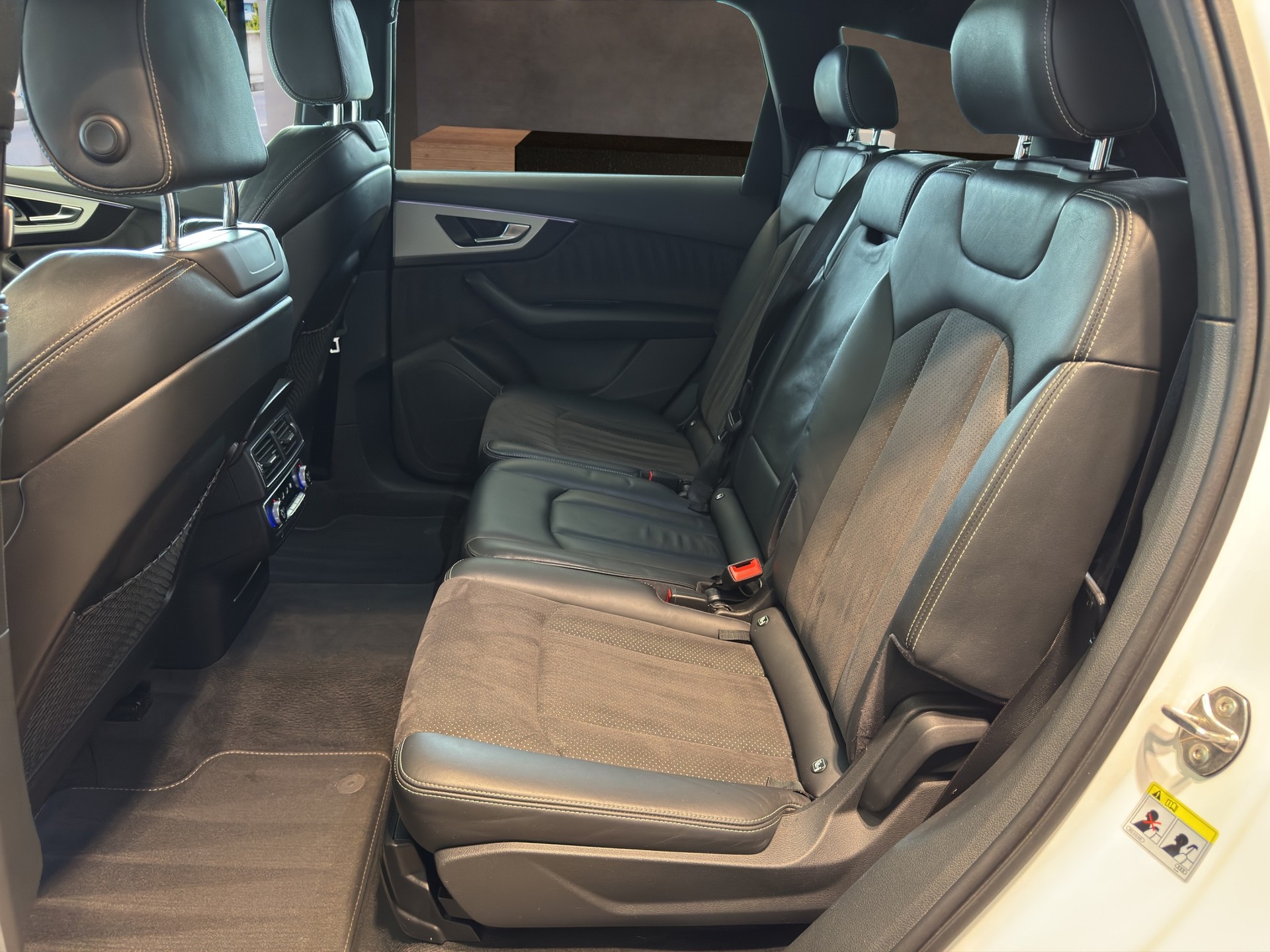 AUDI Q7 3.0 TDI quattro tiptronic S Line-image-9