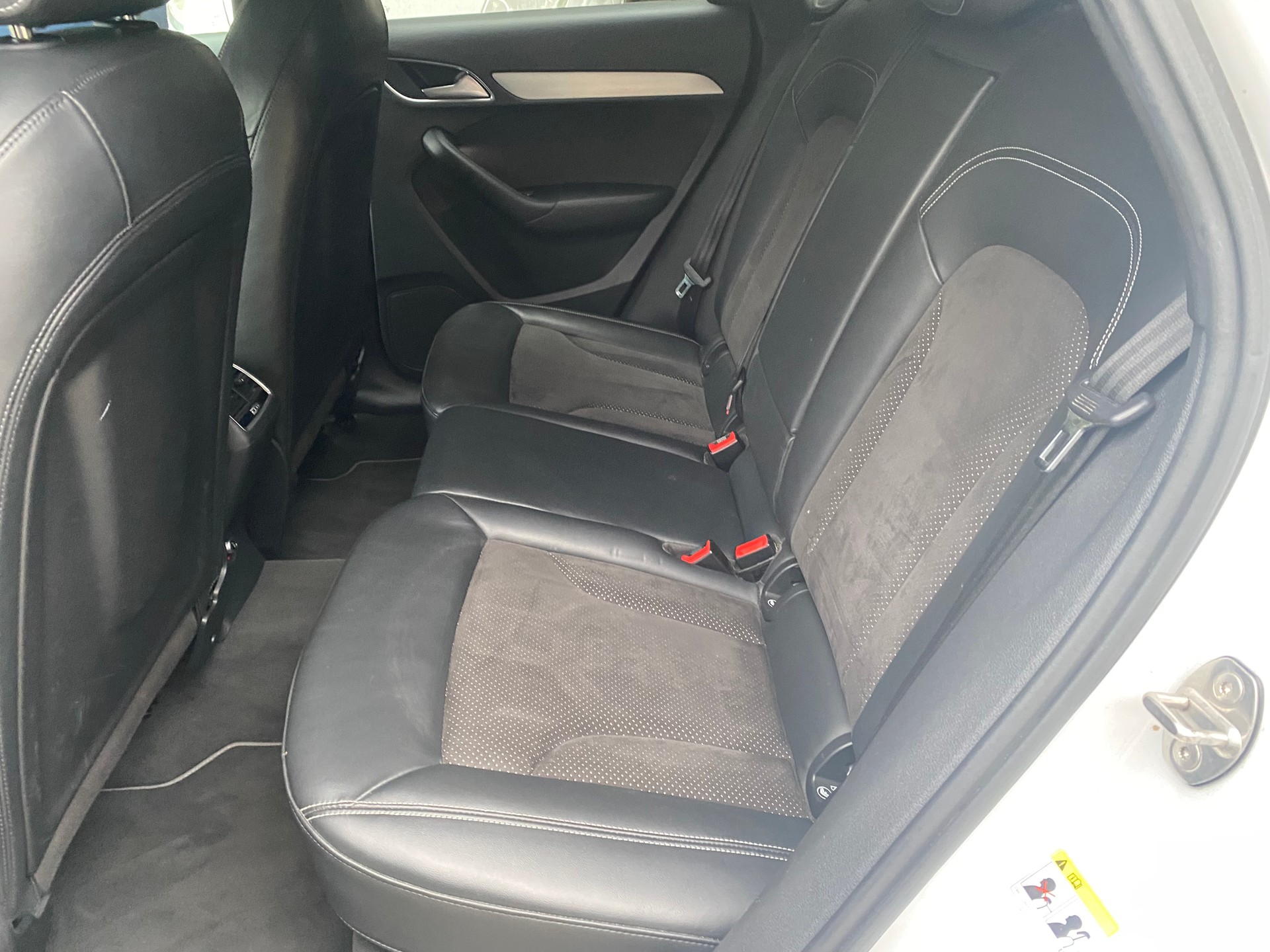 AUDI Q3 2.0 TDI design quattro S-tronic-image-5