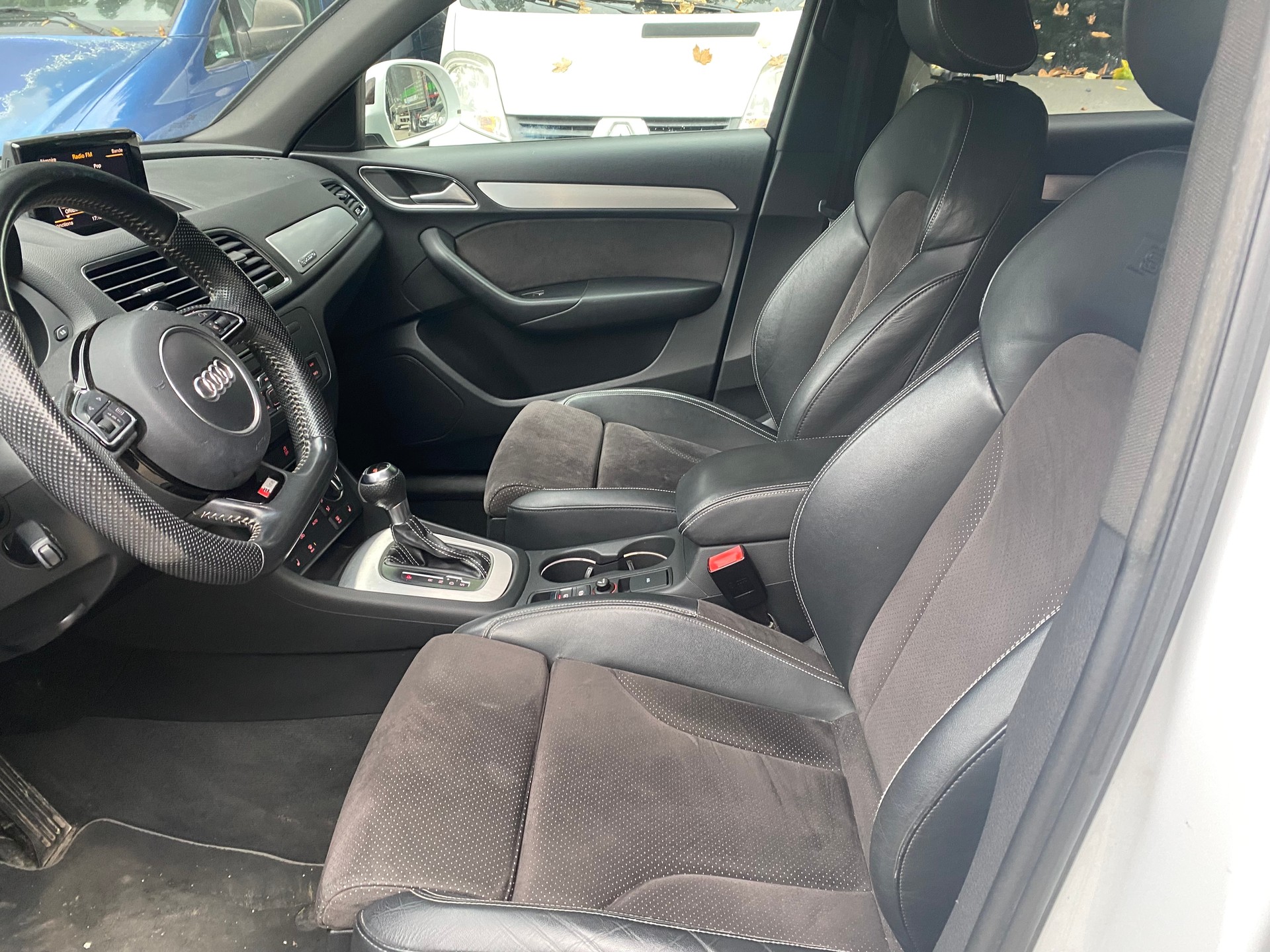 AUDI Q3 2.0 TDI design quattro S-tronic-image-7