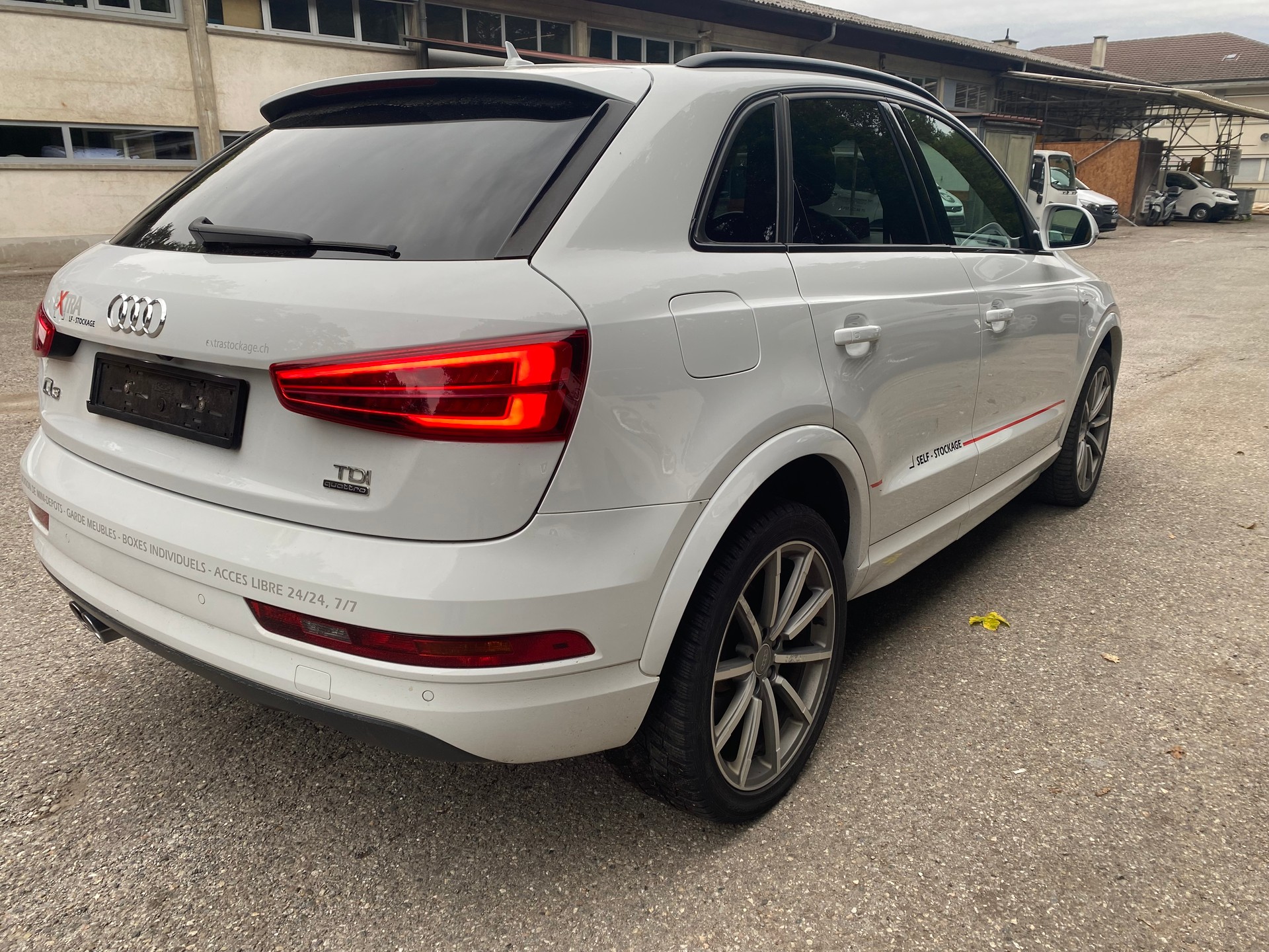 AUDI Q3 2.0 TDI design quattro S-tronic-image-3