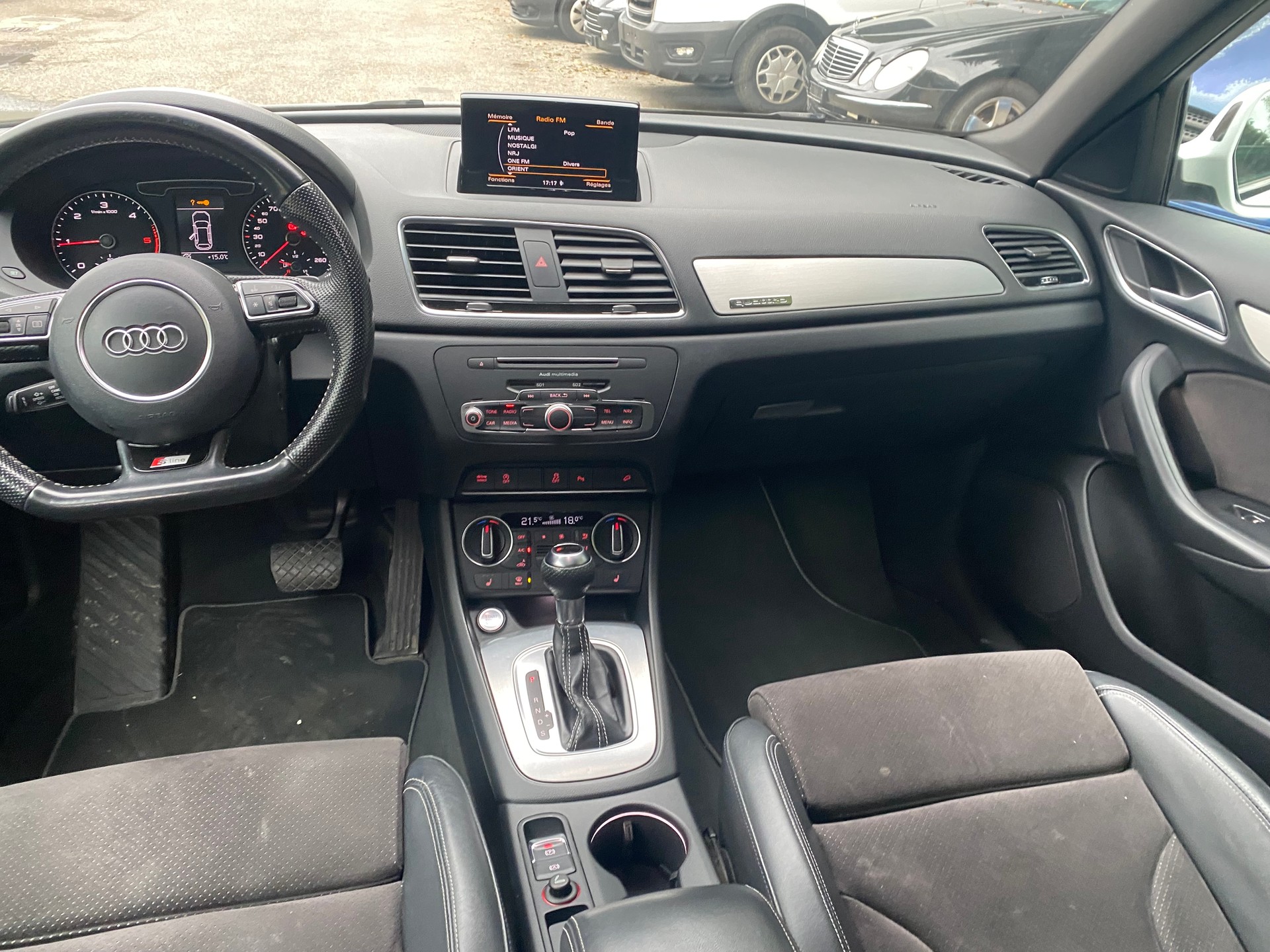 AUDI Q3 2.0 TDI design quattro S-tronic-image-4