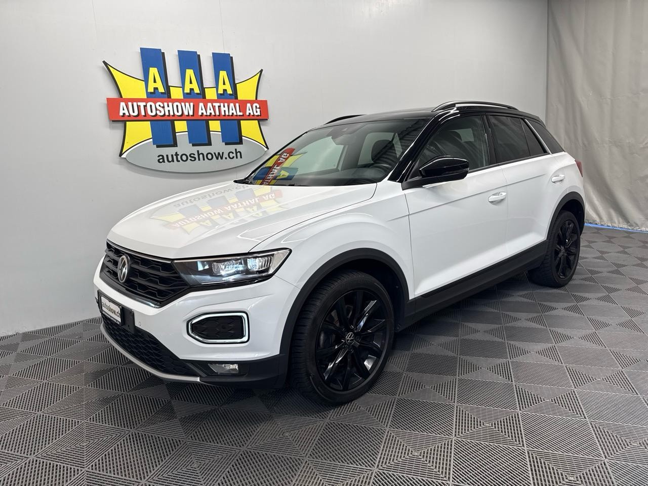 VW T-Roc 2.0TSI Sport Black Style 4Motion 190HP-image-0