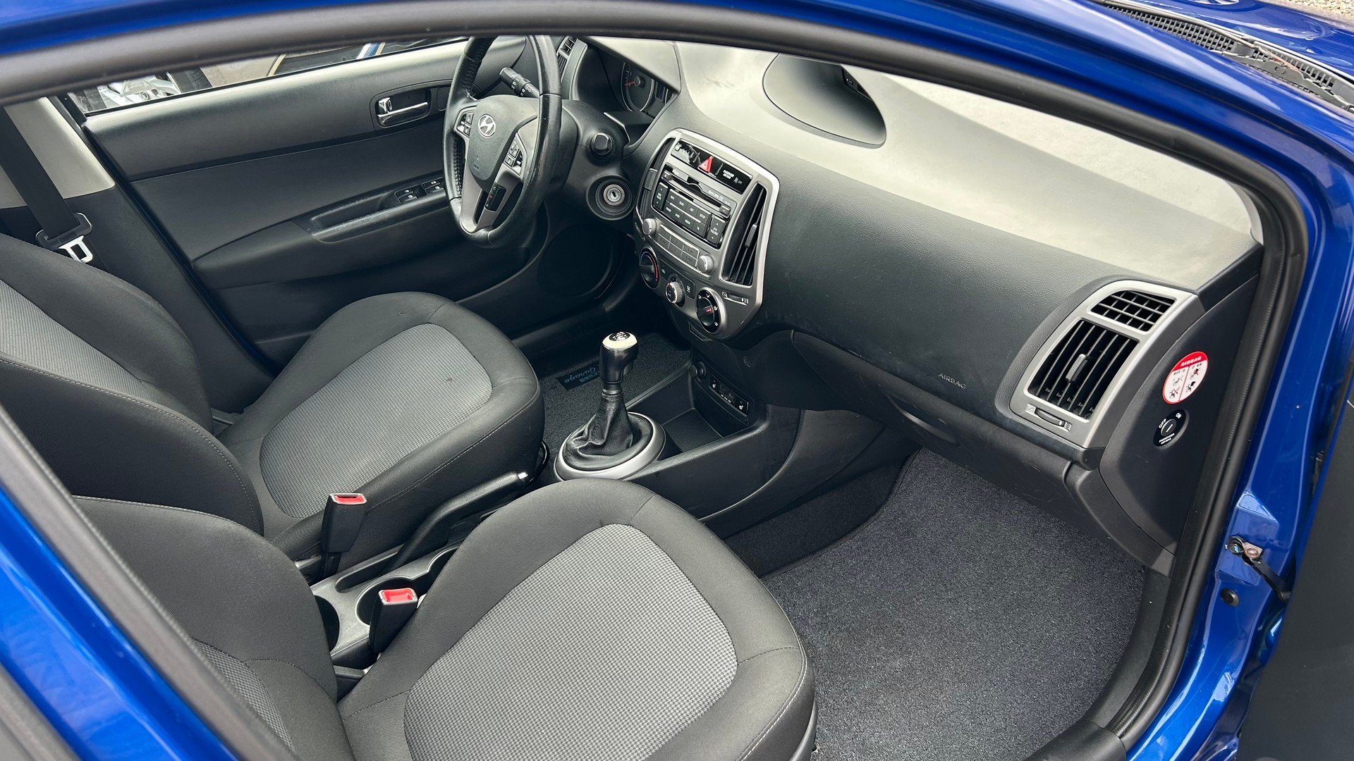 HYUNDAI i20 1.4 Style-image-8