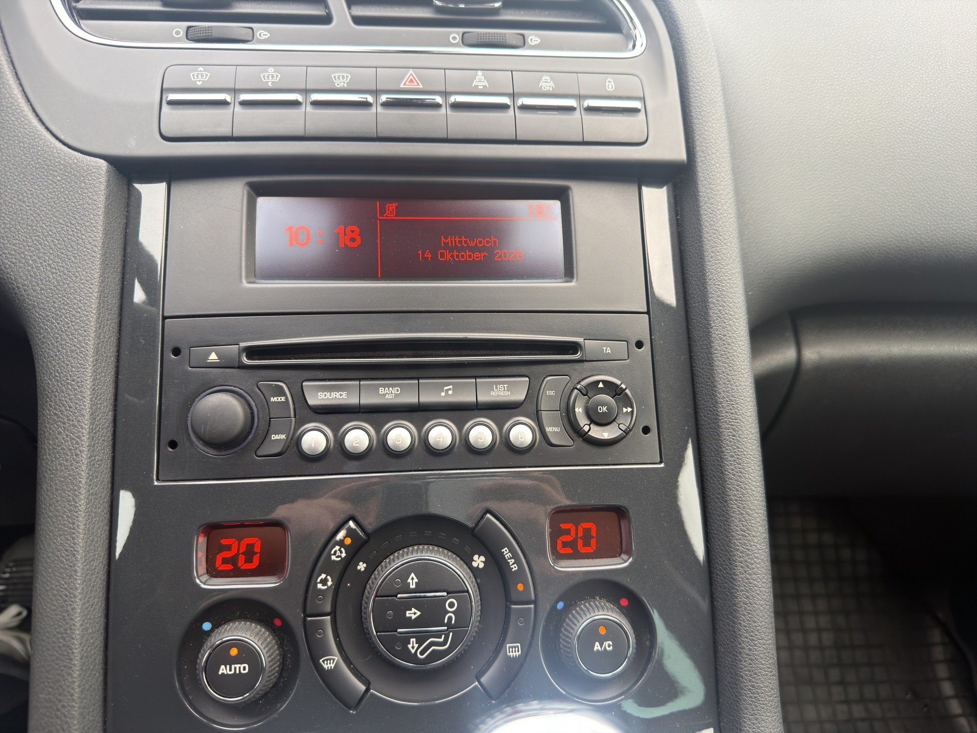 PEUGEOT 5008 1.6 HDI Allure EGS6-image-12