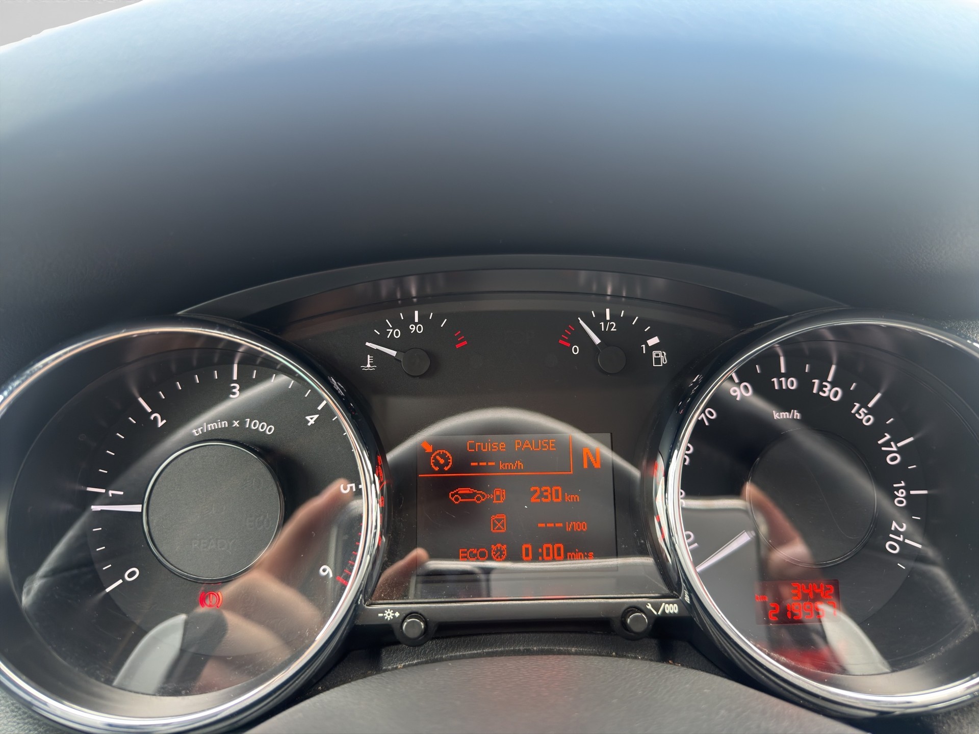 PEUGEOT 5008 1.6 HDI Allure EGS6-image-9