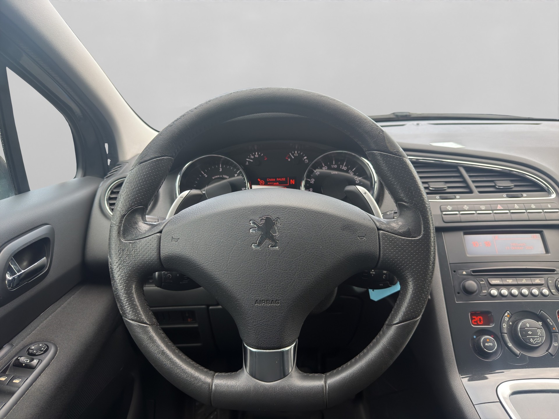 PEUGEOT 5008 1.6 HDI Allure EGS6-image-8