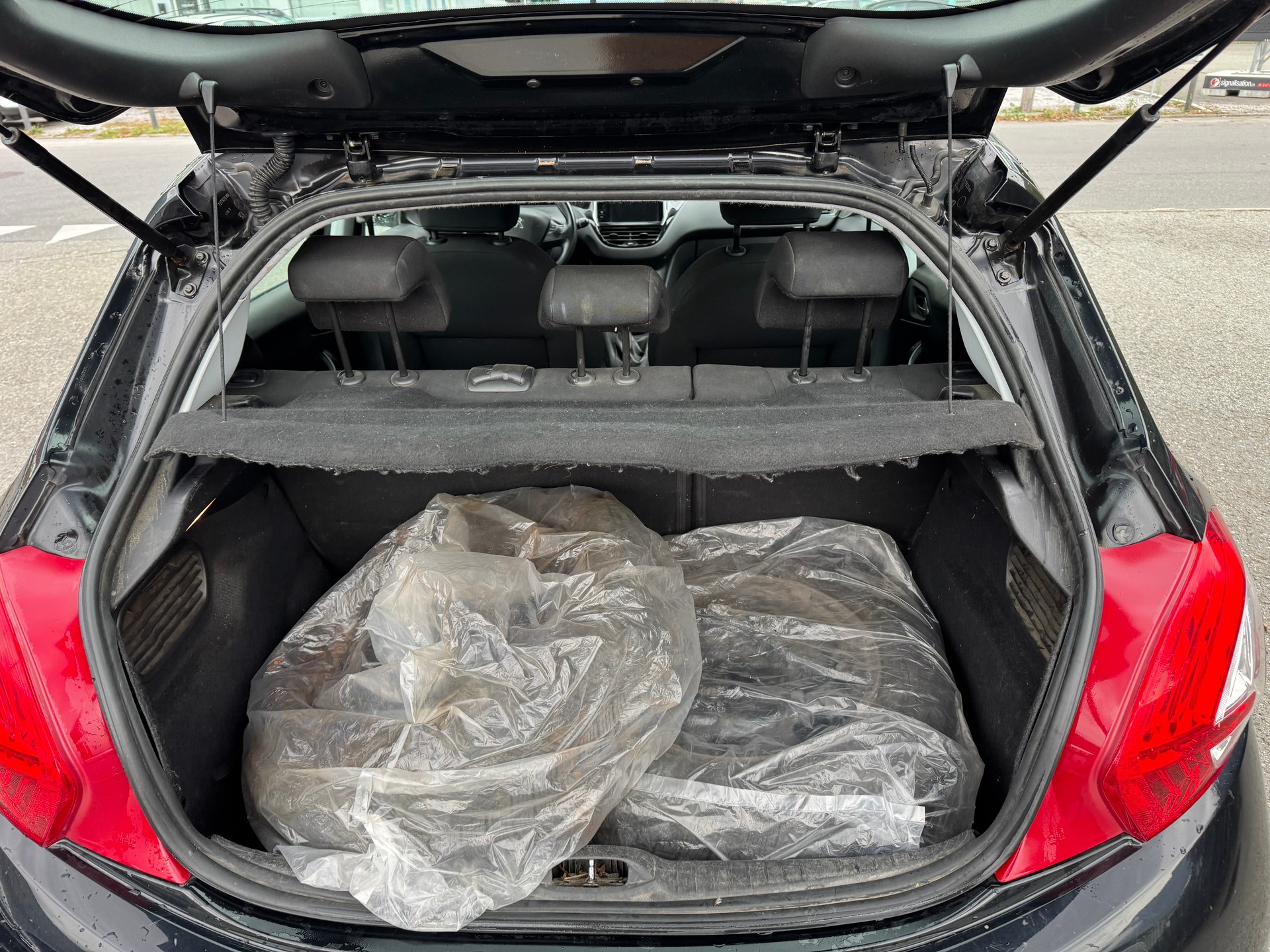 PEUGEOT 208 1.2 VTI Style-image-11