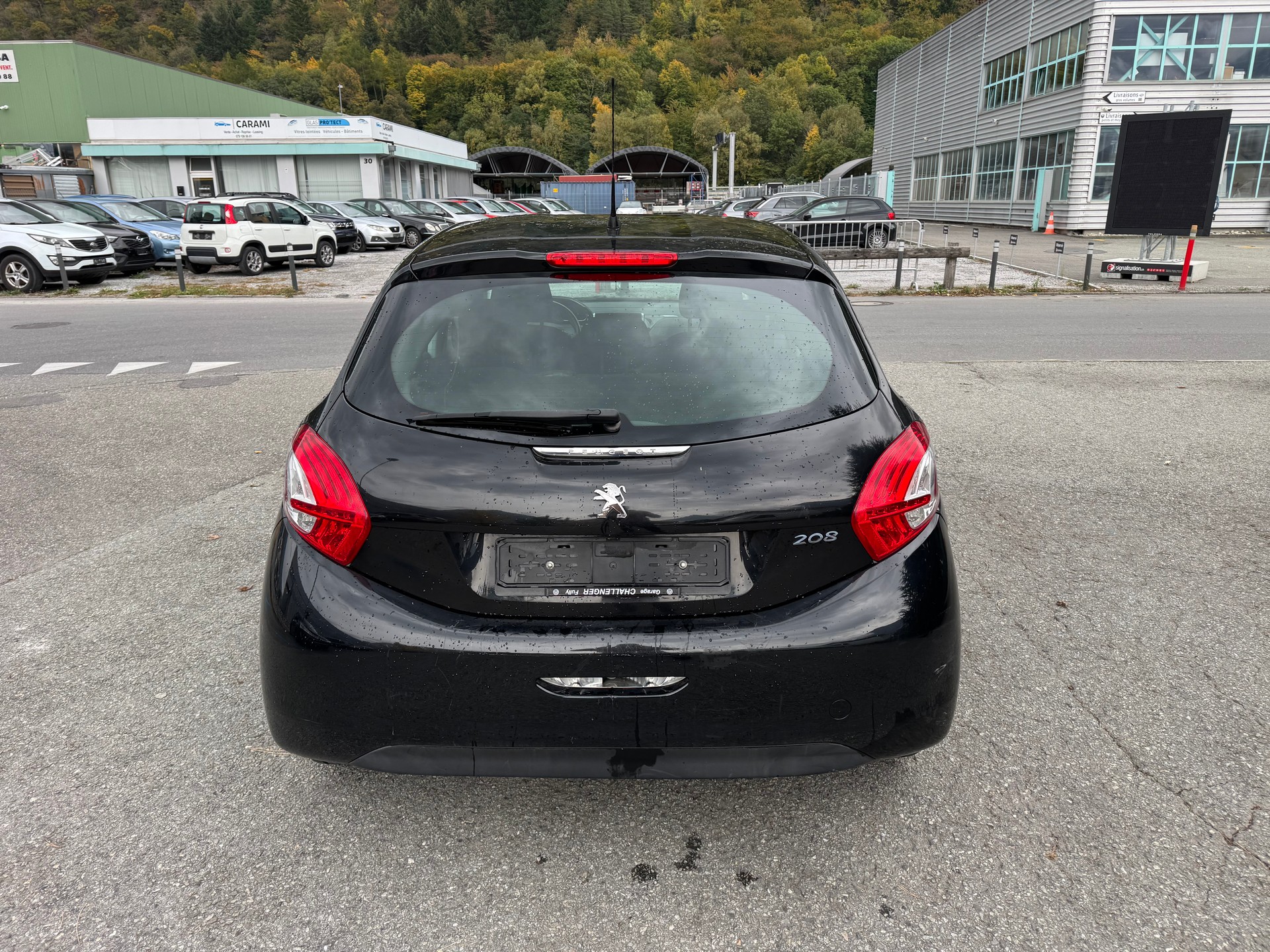 PEUGEOT 208 1.2 VTI Style-image-5