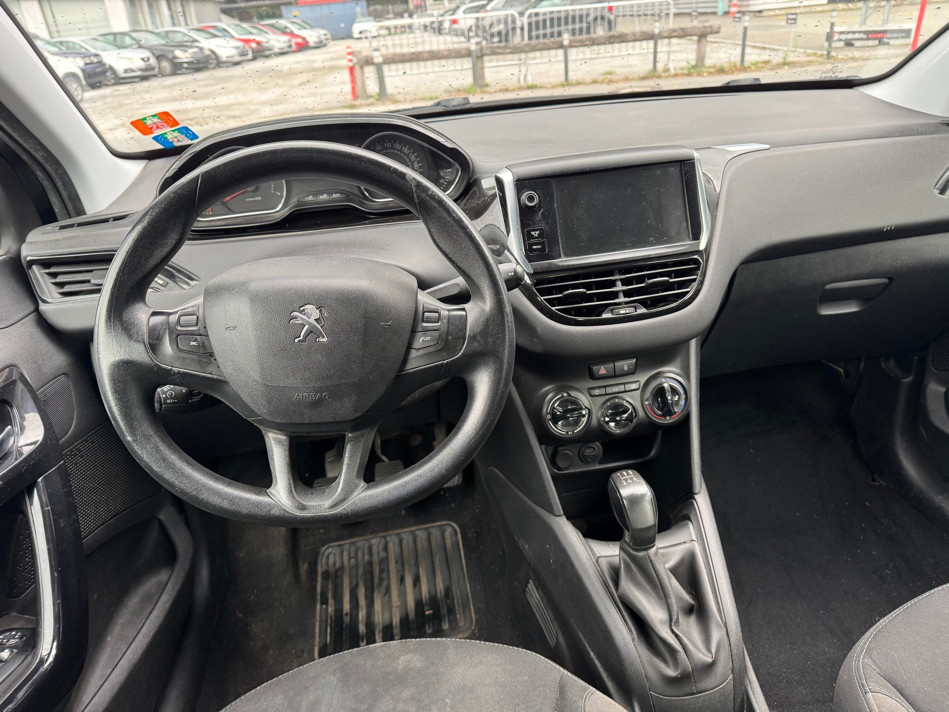 PEUGEOT 208 1.2 VTI Style-image-10